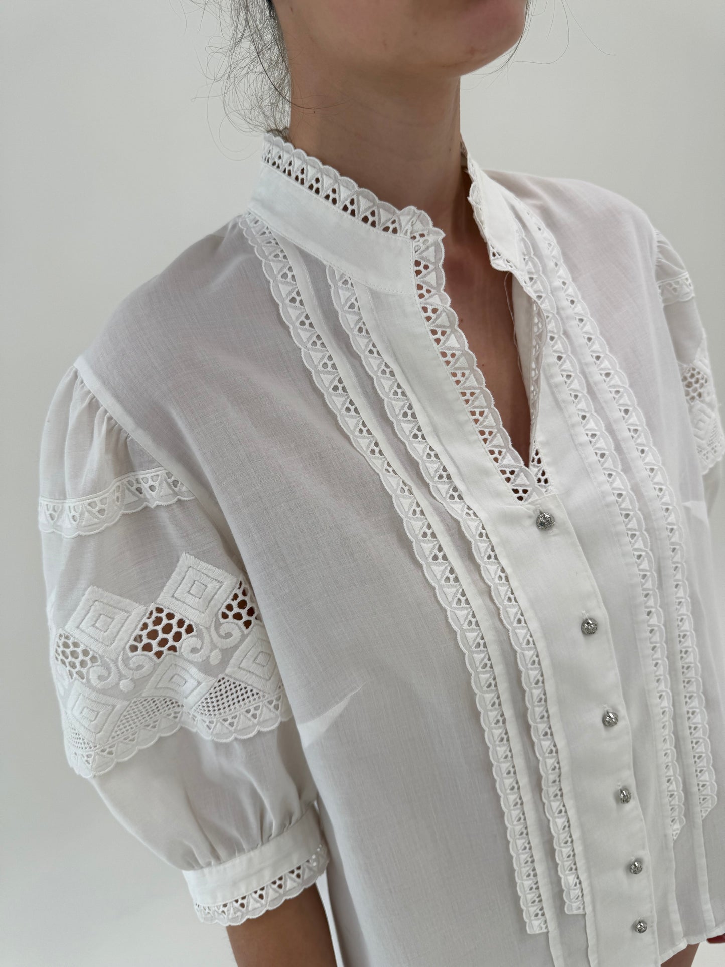 Cămașa vintage cu mâneci ușor bufante și insetyii de dantelă macrame