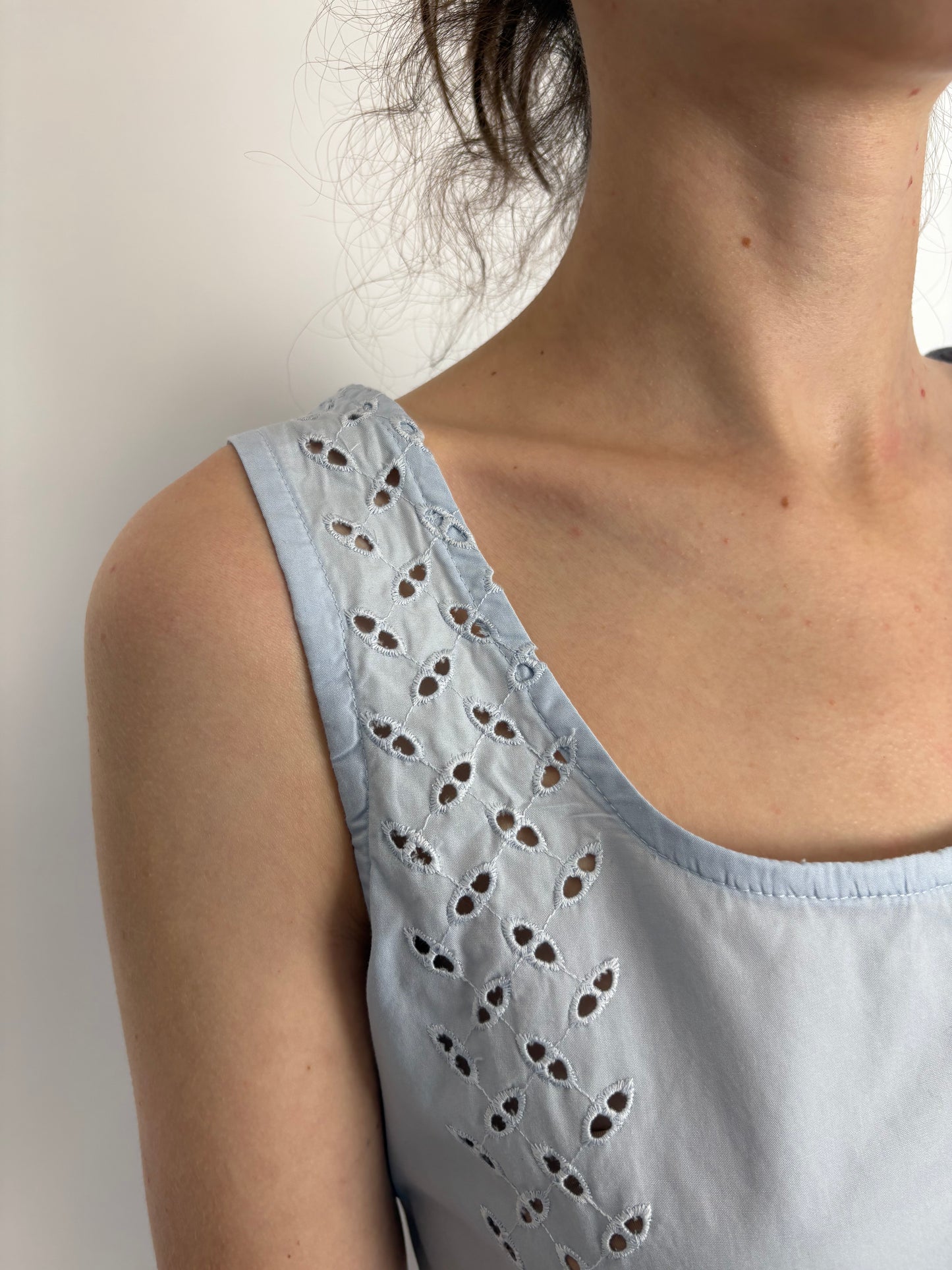 Corsaj italian baby blue cu broderie anglaise
