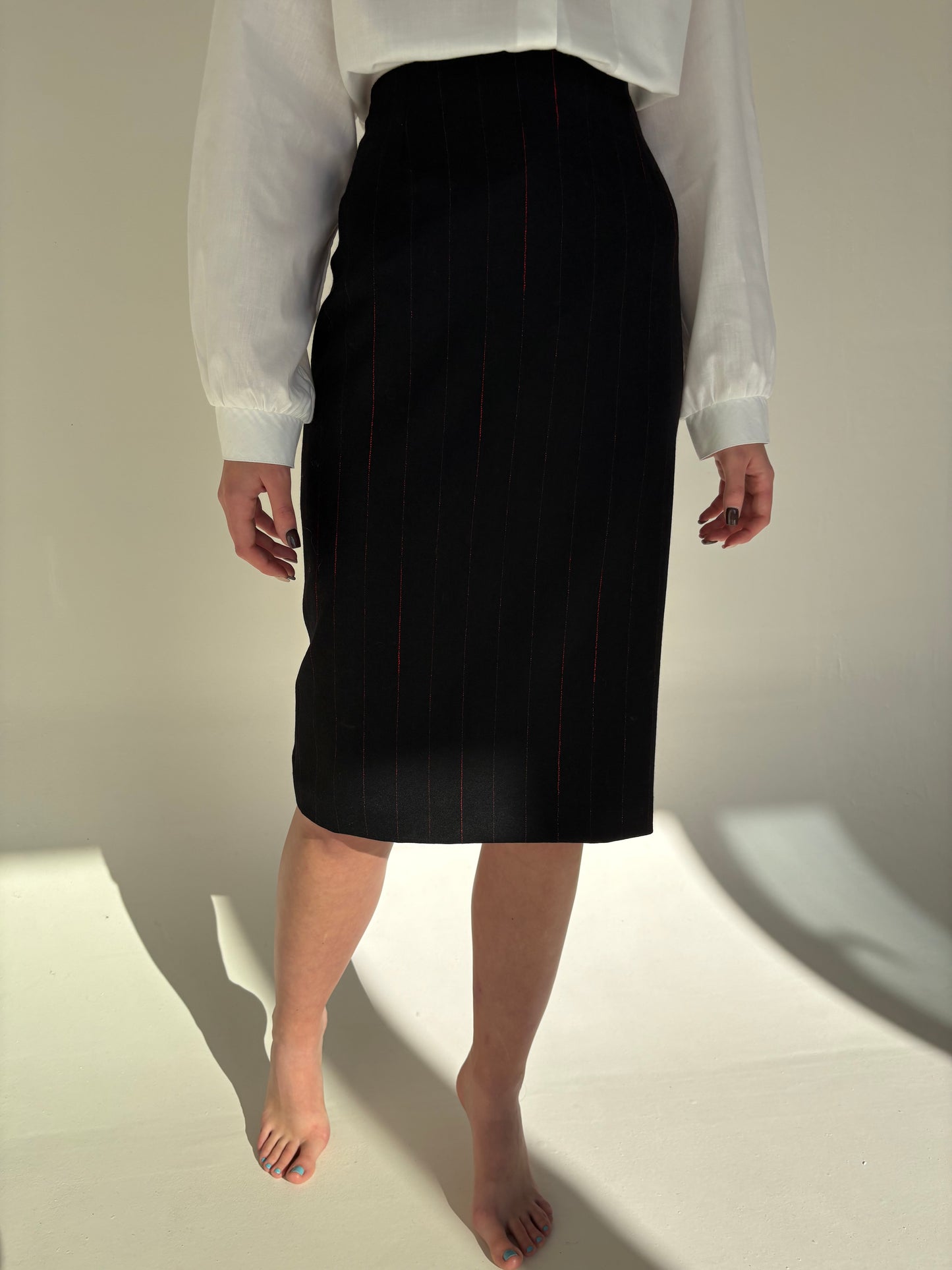 Fustă de brand luxury Les Copains din lana neagră cu dungi fine cherry red