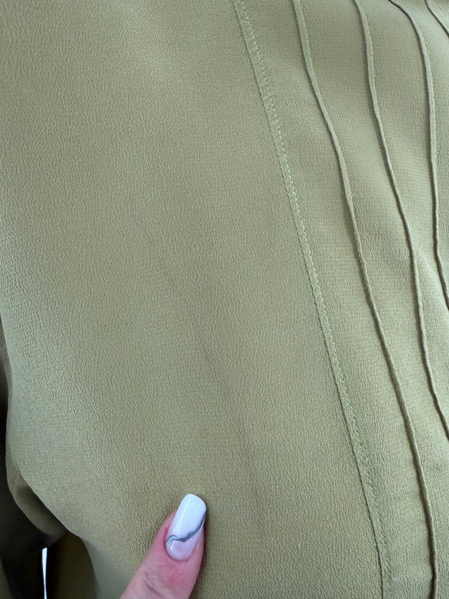 Cămașa verde crud petite din mătase naturală cu închidere la spate