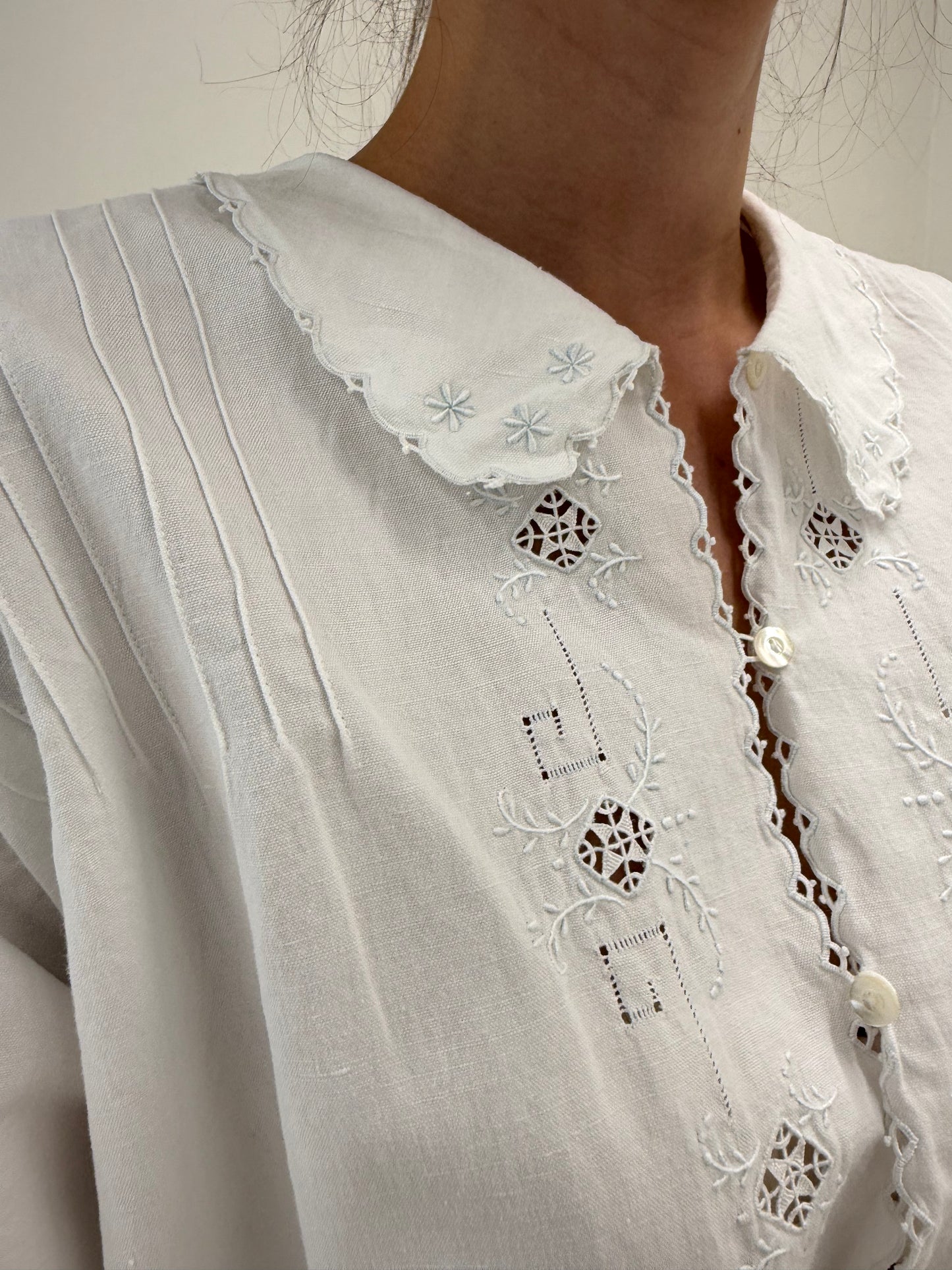 Rochie vintage lucrată manual din pânză excepțională de in și bumbac