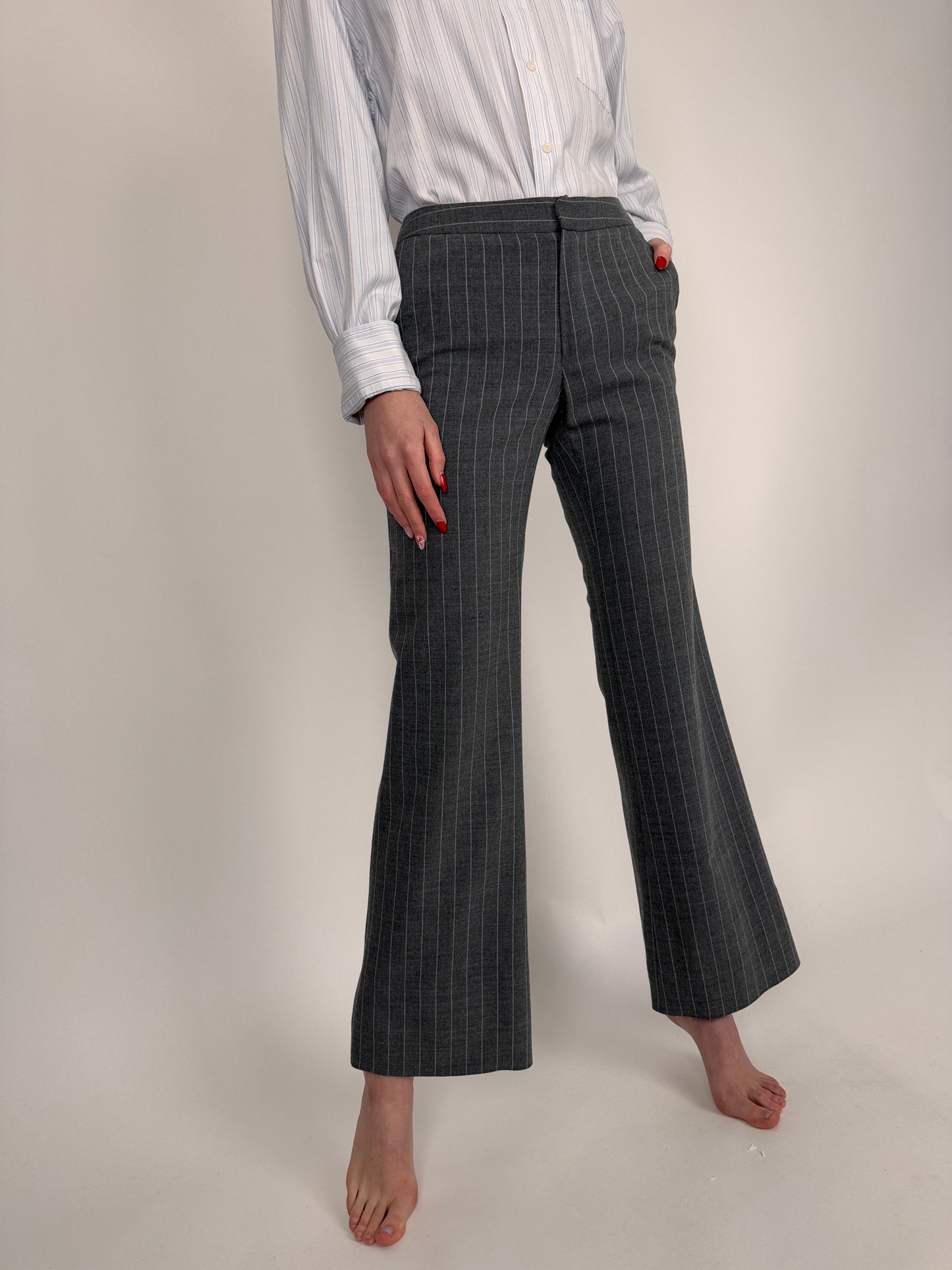 Pantaloni în croi ușor evazat din lana extrafina cu dungi verticale baby blue
