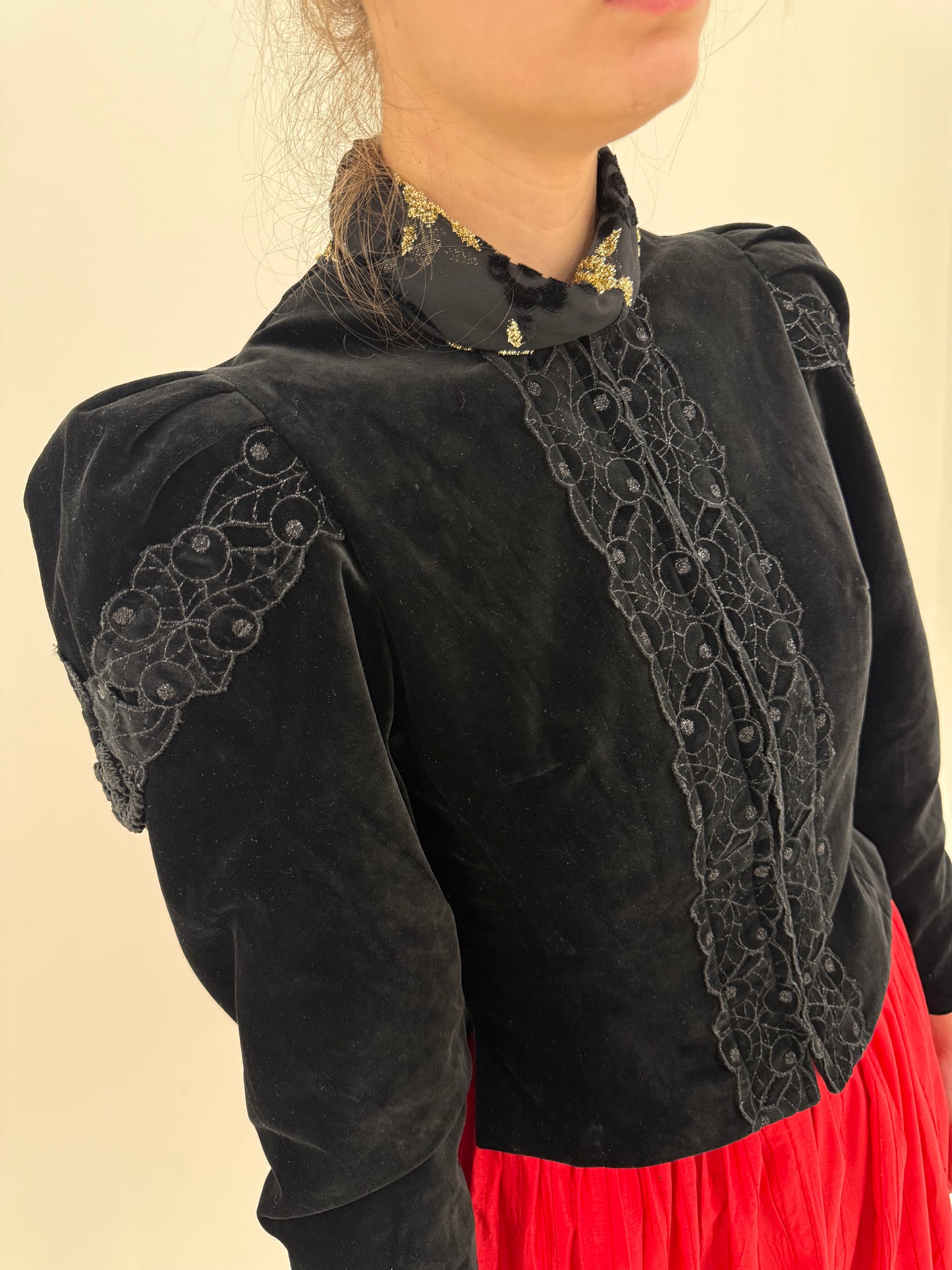 Sacou vintage ultra cambrat din catifea cu inserții de dantelă macrame