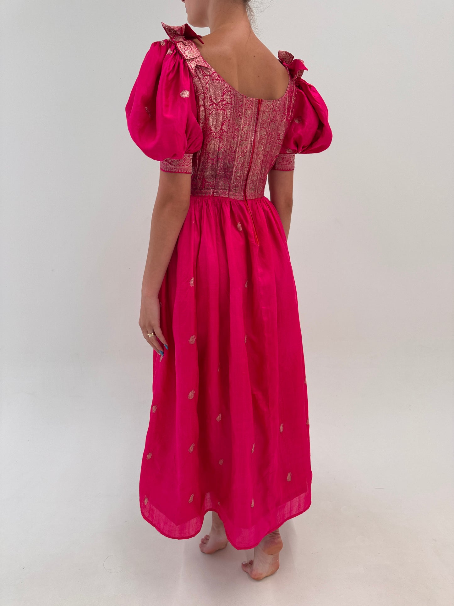 Rochie vintage din țesătură de mătase naturală cu corsaj și inserții prețioase