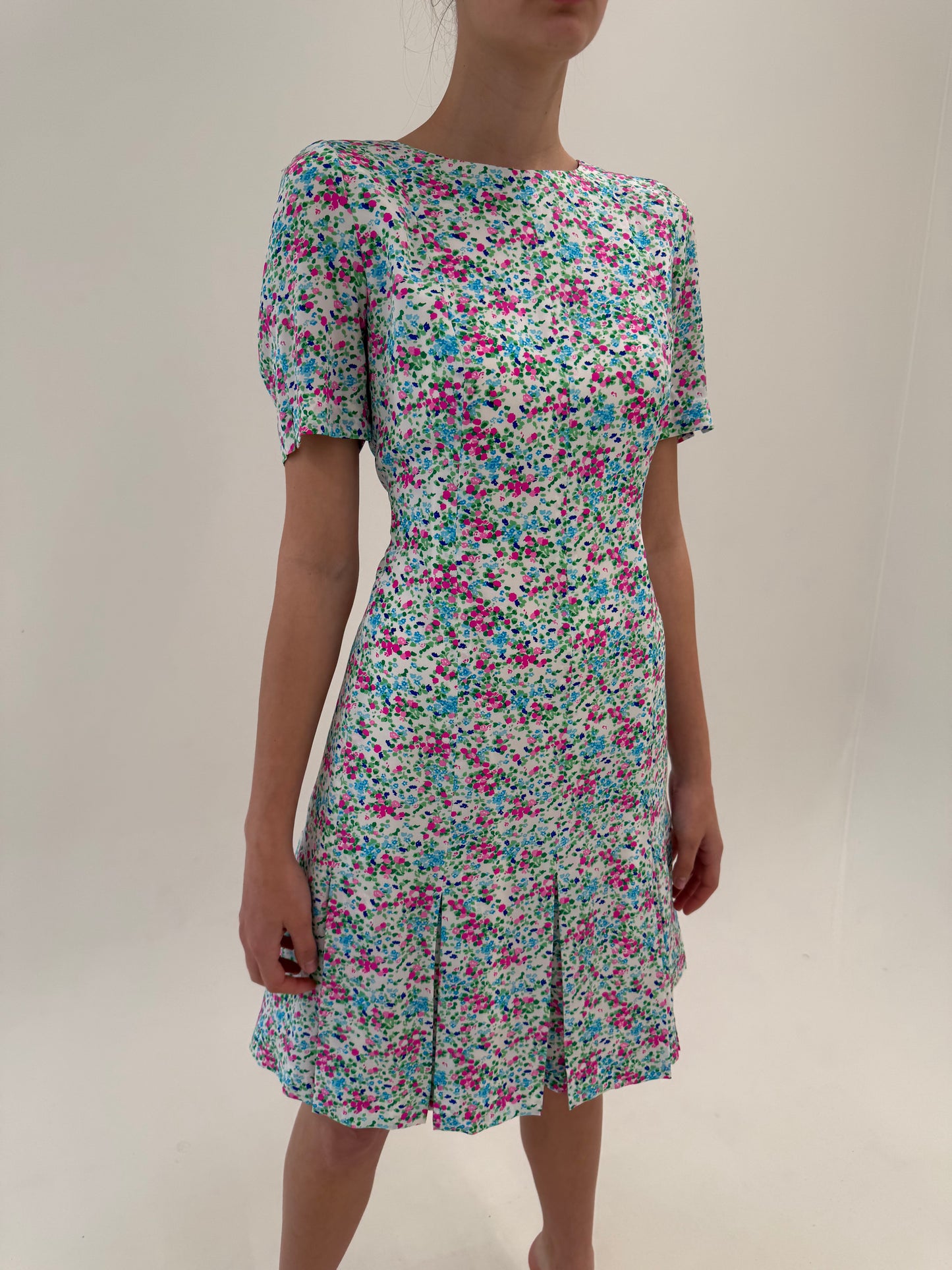 Rochie din mătase naturală cu print floral superb și talie ușor marcată