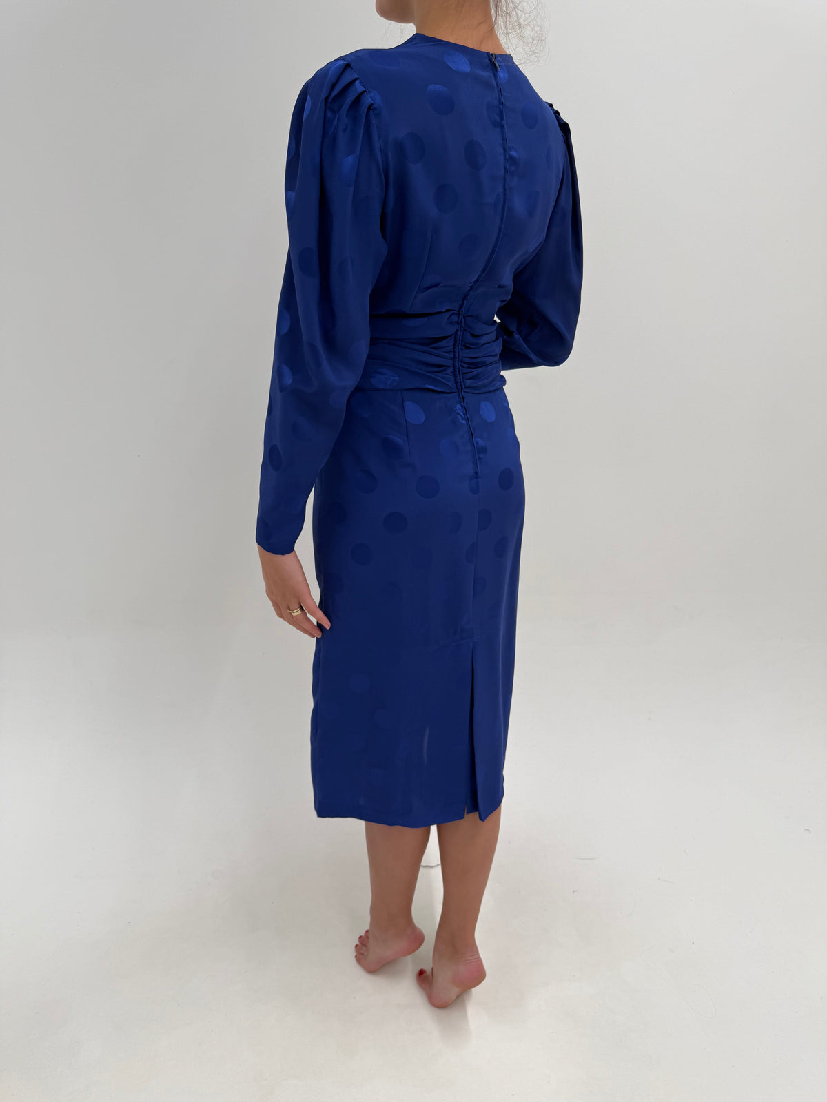 Rochie vintage cornflower blue cu buline texturate și drapaje
