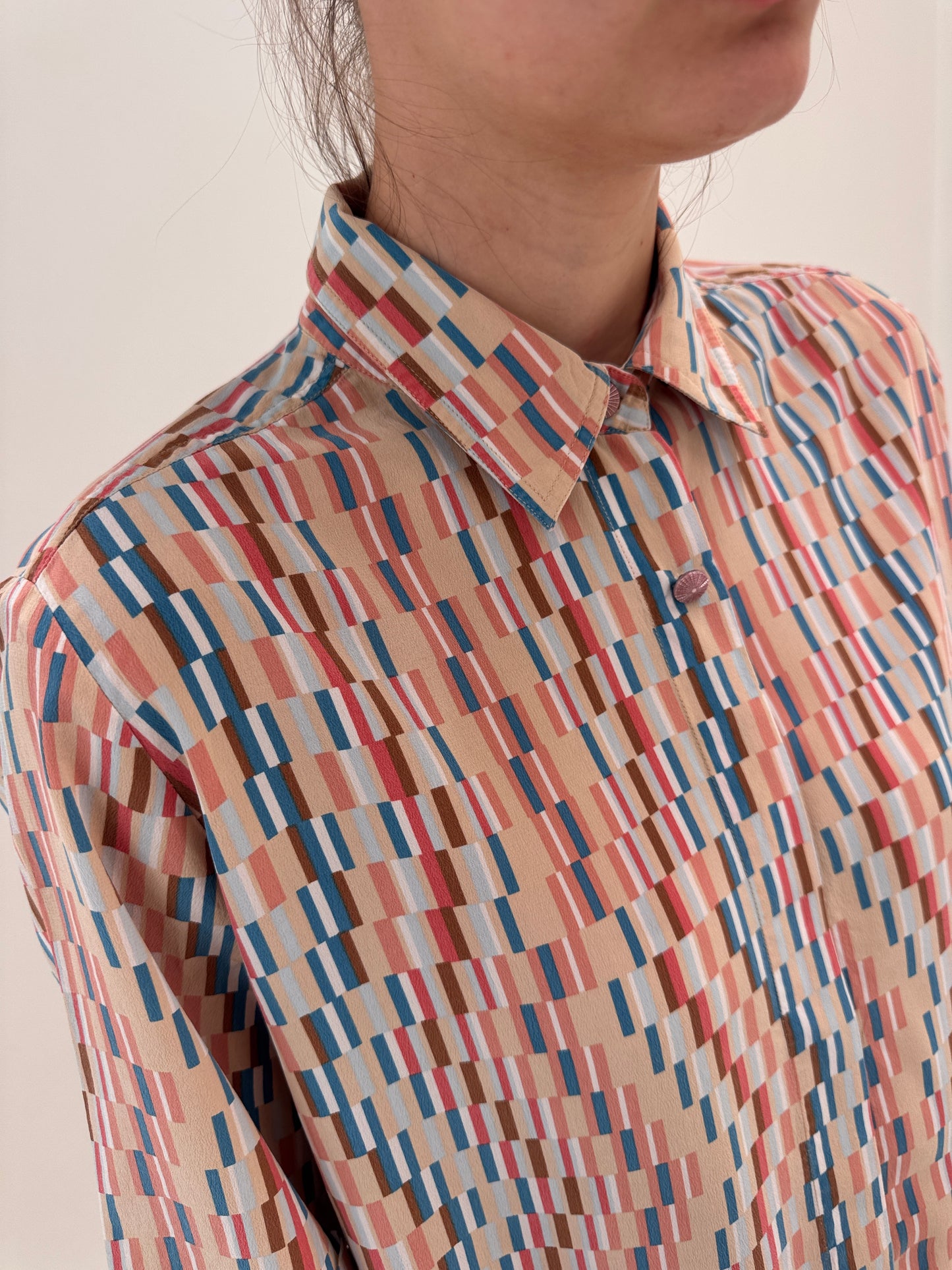 Cămașa din mătase naturală cu print geometric în combinație superbă de culori