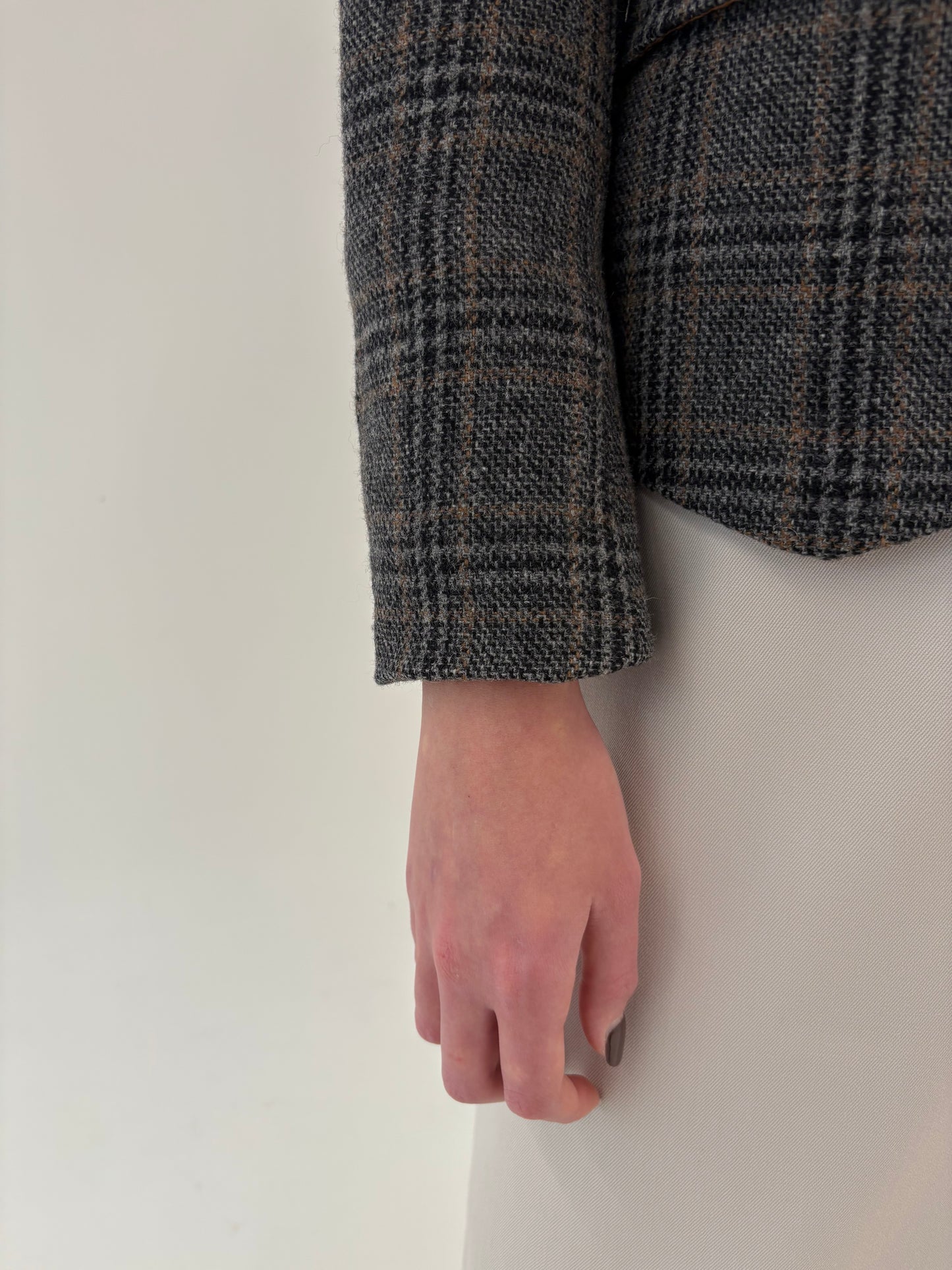 Sacou cambrat din tweed de lana în culori neutre