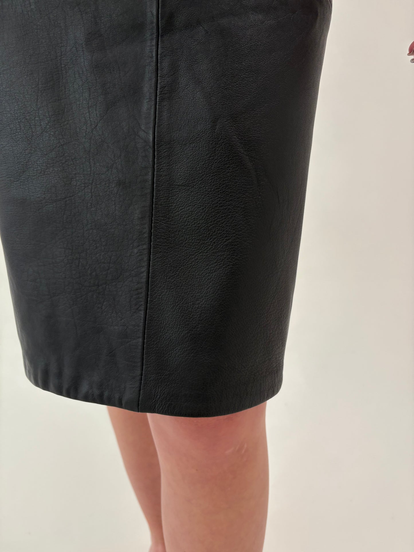 Fustă din piele naturală cu buzunare, talie ultra înaltă și pense