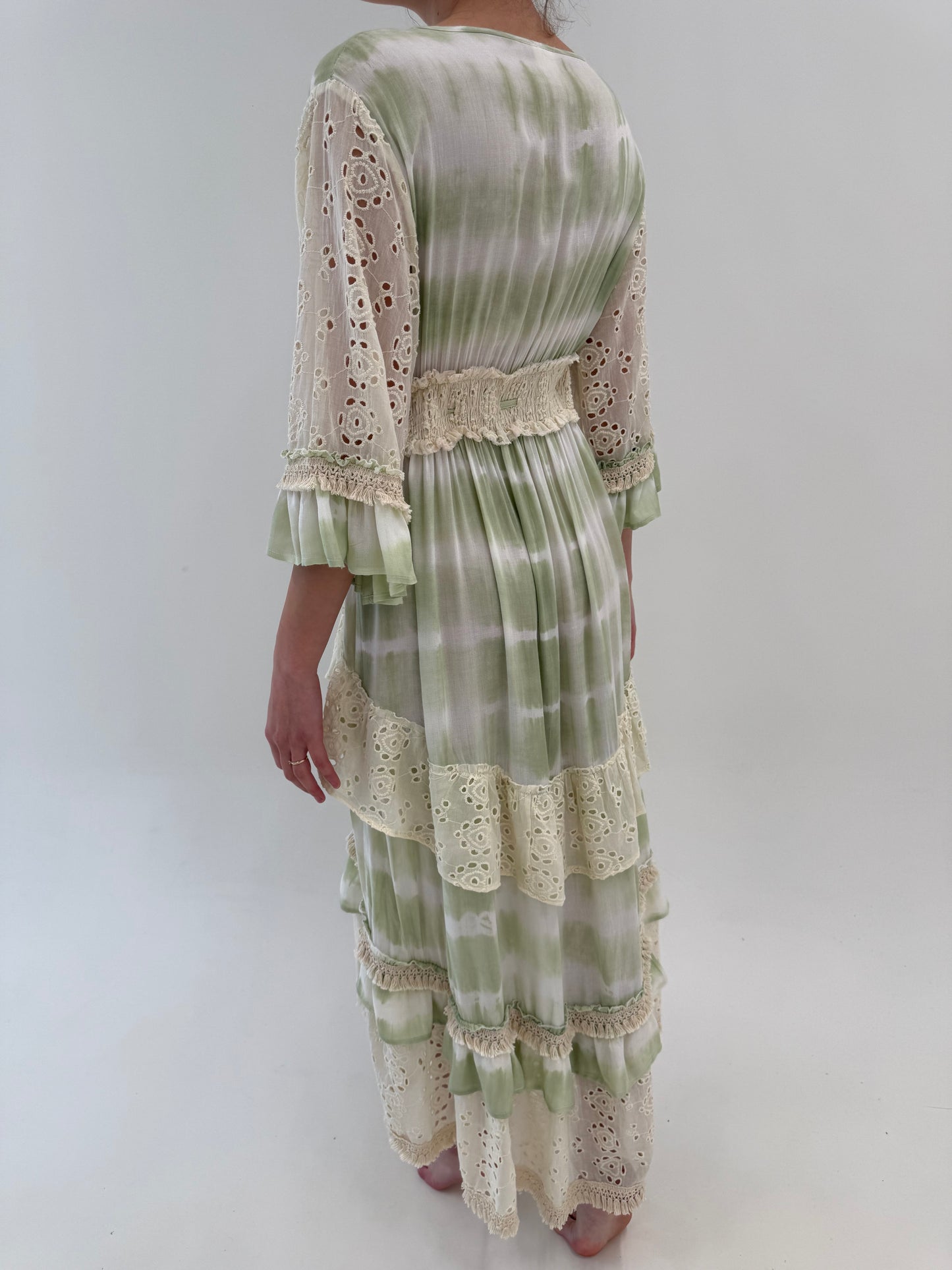 Rochie maxi in stil boho cu inserții de macrame si broderie anglaise