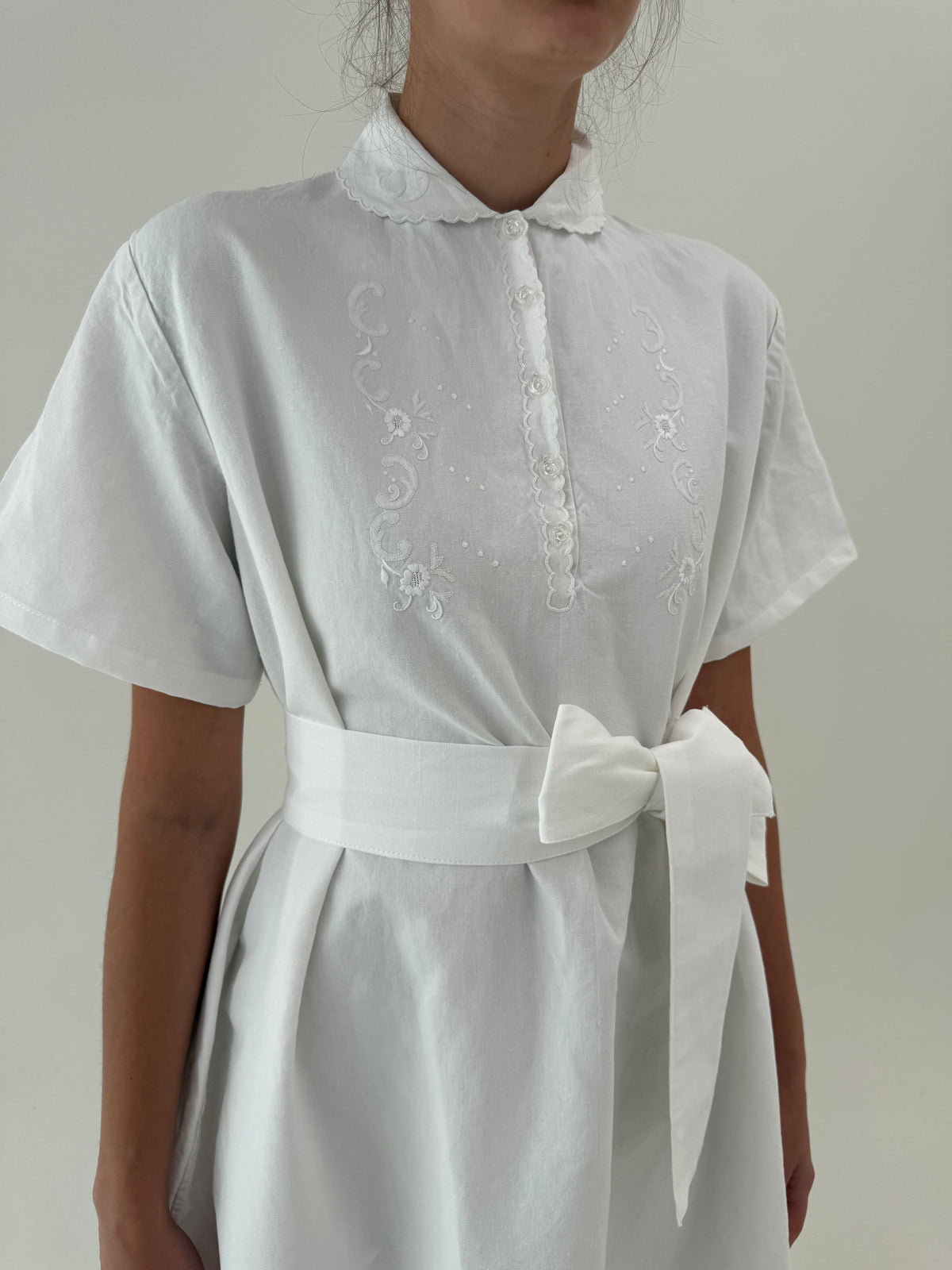 Rochie maxi bijuterie din in excepțional cu broderie manuală delicată și cordon lat
