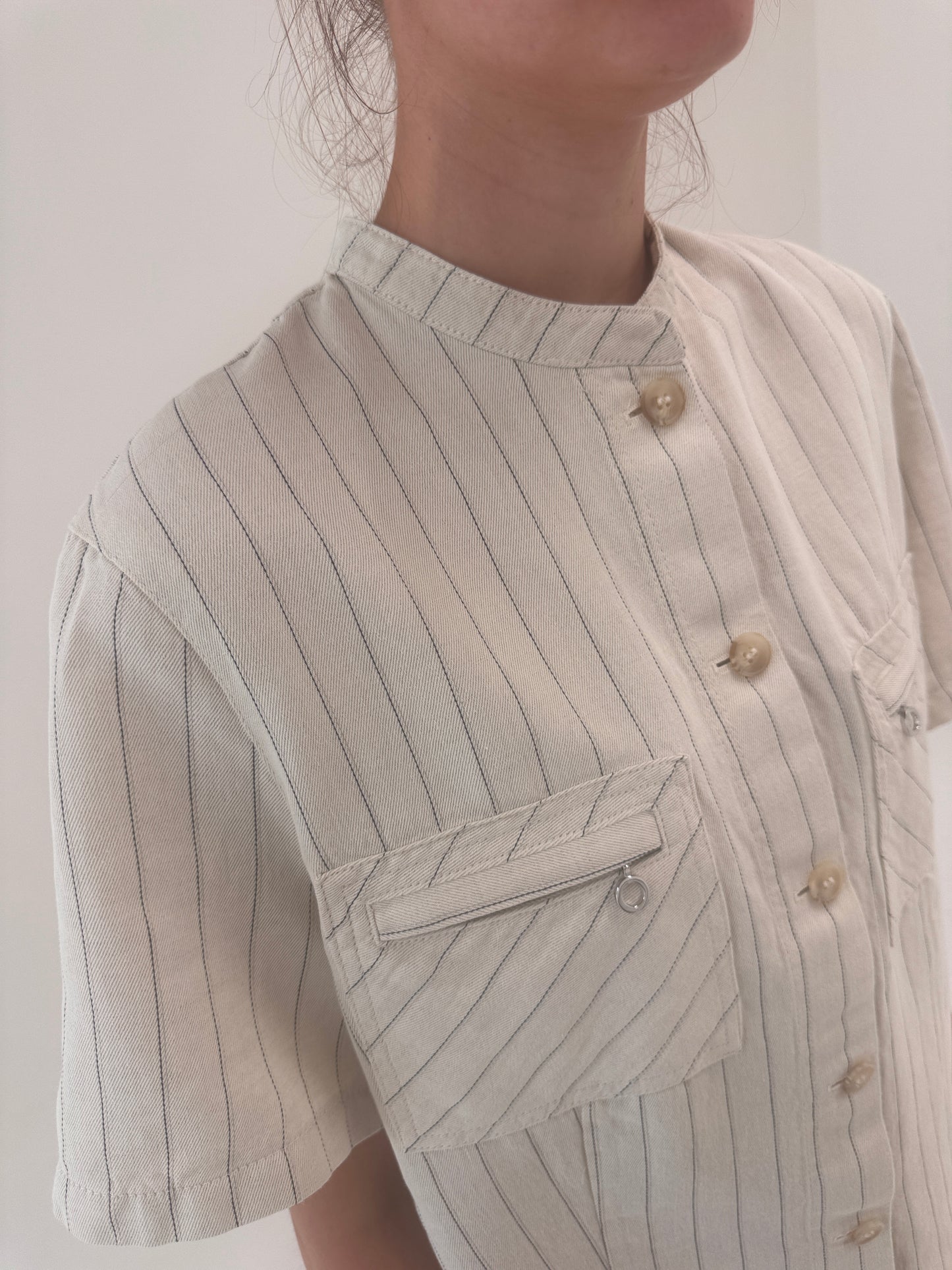 Costum din pânză excepțională de in în dungi fine și croi minimalist