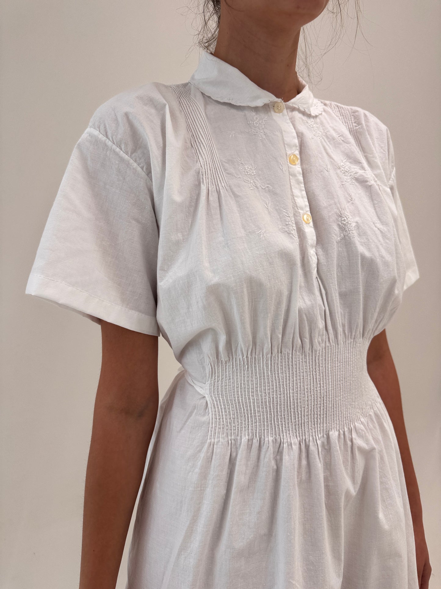 Rochie vintage maxi din in excepțional cu broderie manuală delicată si talie reglabilă