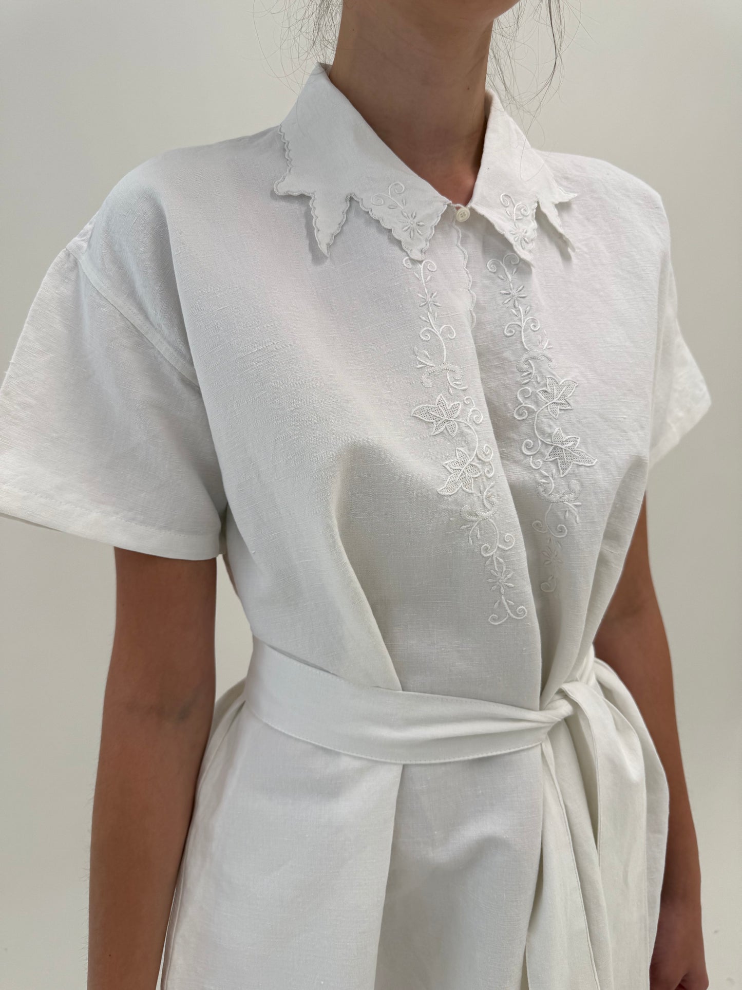 Rochie maxi bijuterie din pânză excepțională de in cu broderie manuală delicată