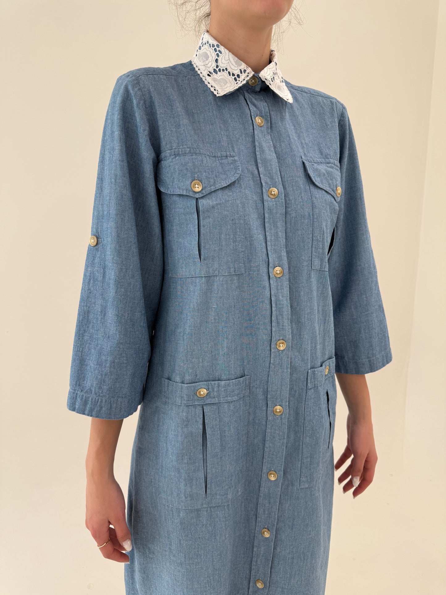 Rochie jeans blue cu nasturi aurii și guler cu broderie anglaise manual