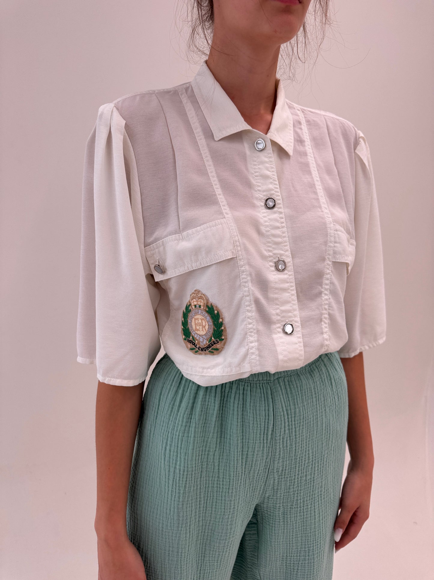 Cămașa vintage super vaporoasă cu emblemă brodată și influențe casual