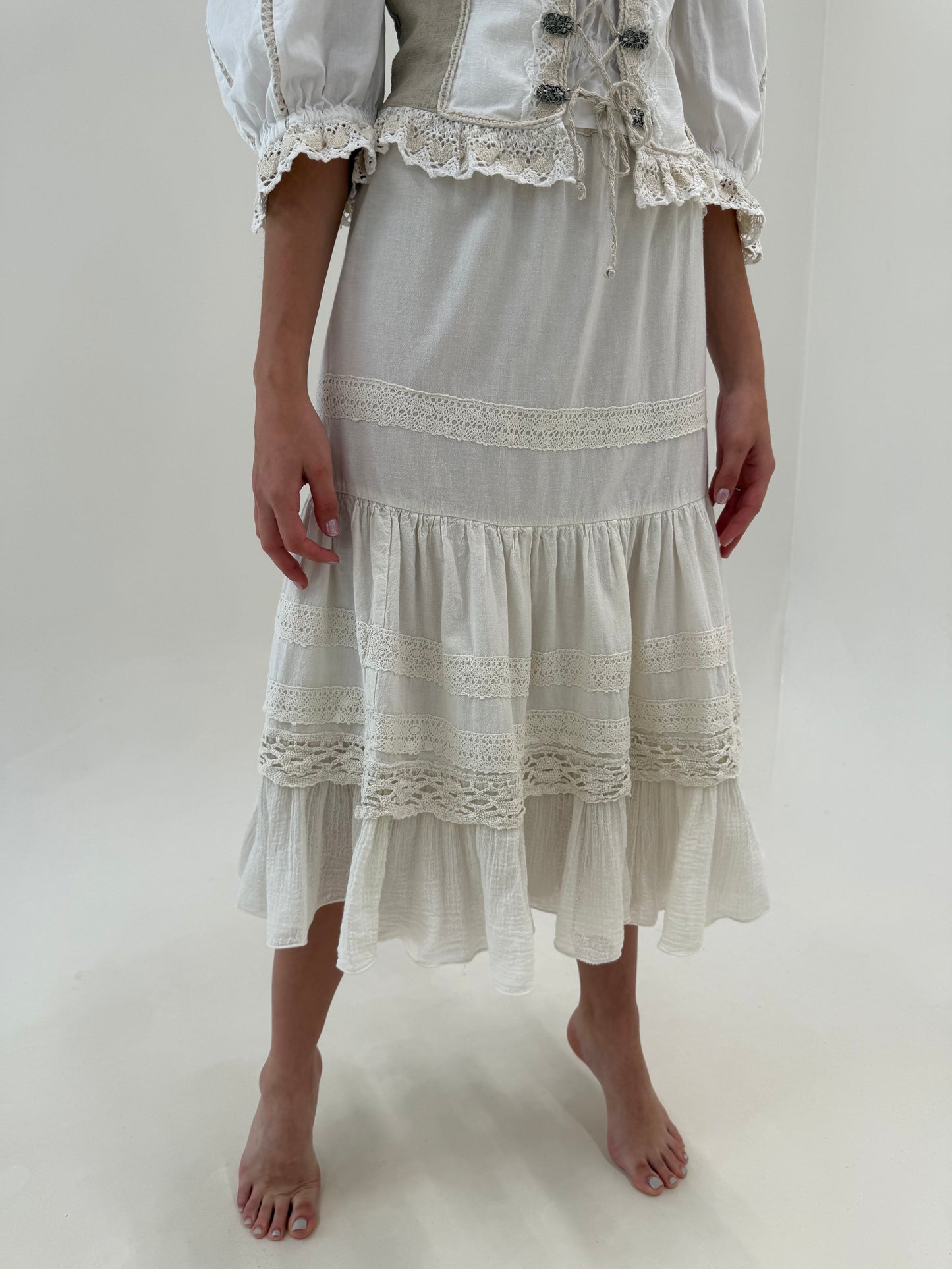 Fustă vintage din pânză fină cu inserții superbe de macrame și talie elastică