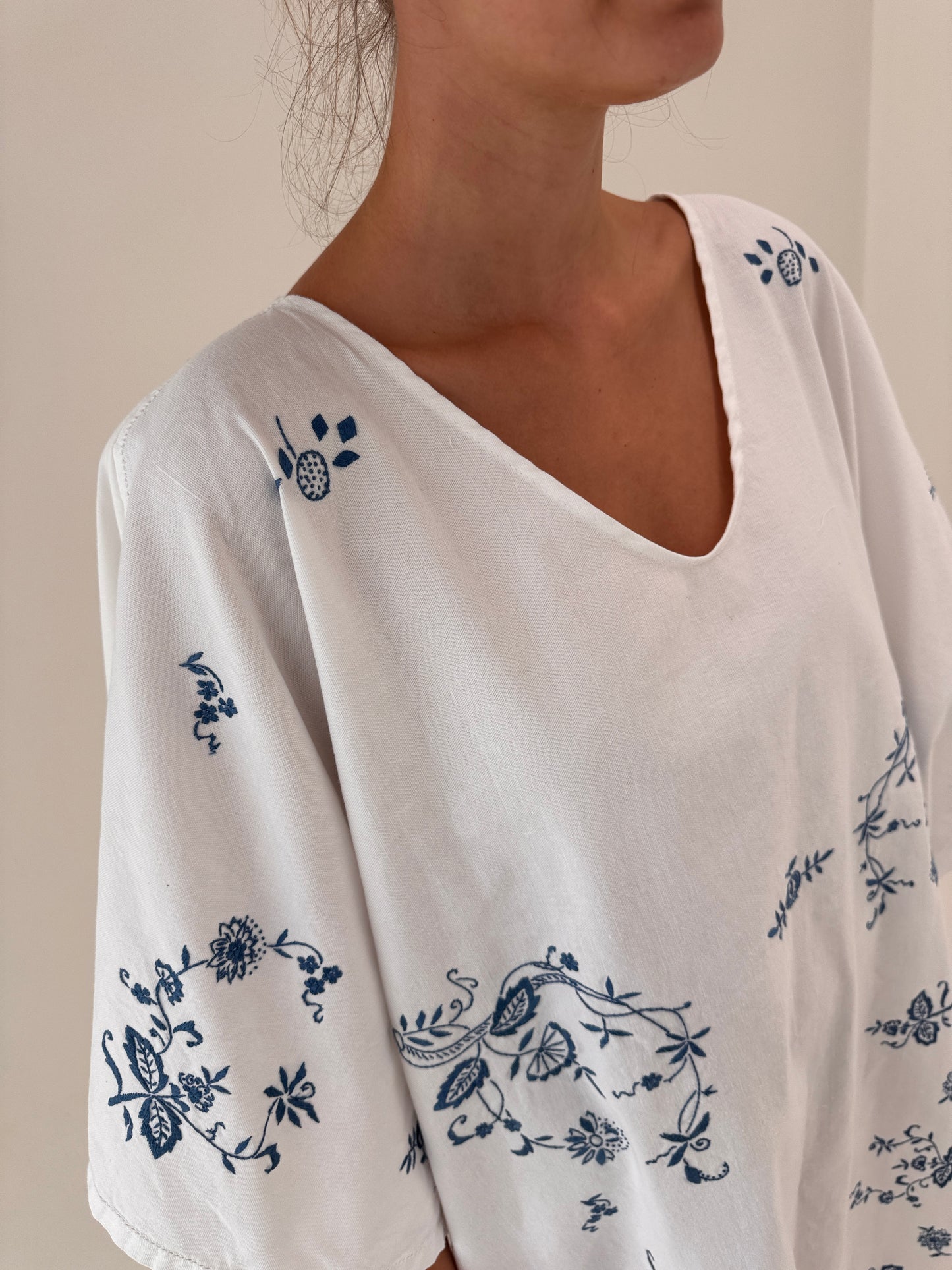 Kaftan cu broderie manuală albastru cerneală din in excepțional în croi amplu