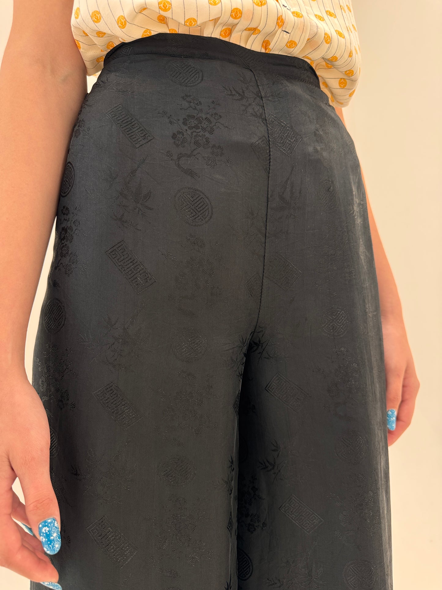 Pantaloni palazzo reglabili negri din mătase naturală texturată de la zi la seară