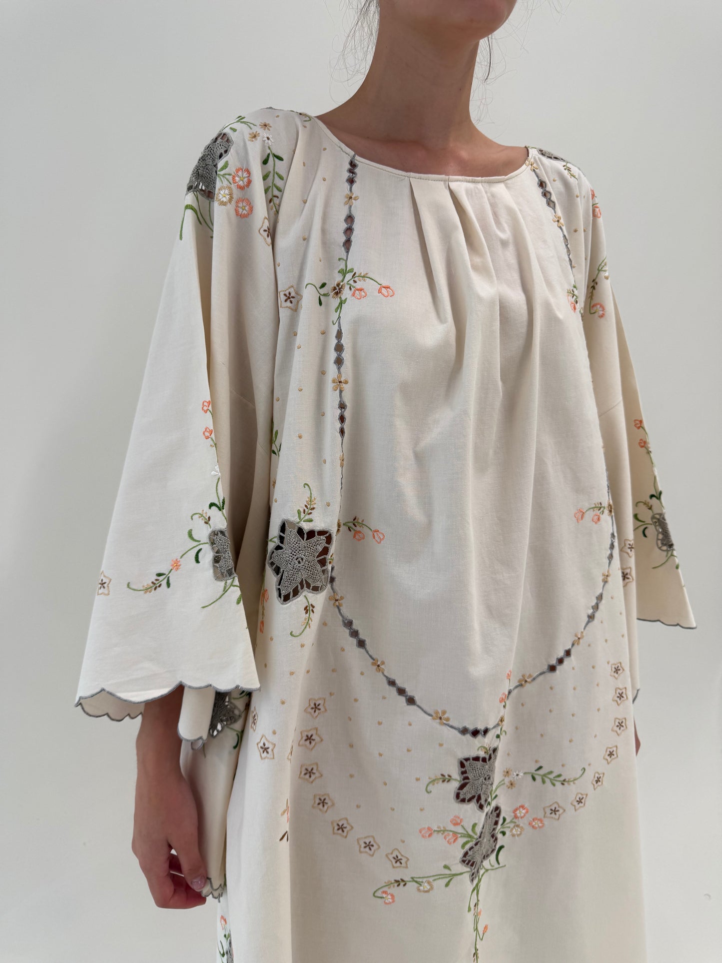 Kaftan vintage din pânză de bumbac cu broderie manuală excepțională light nude