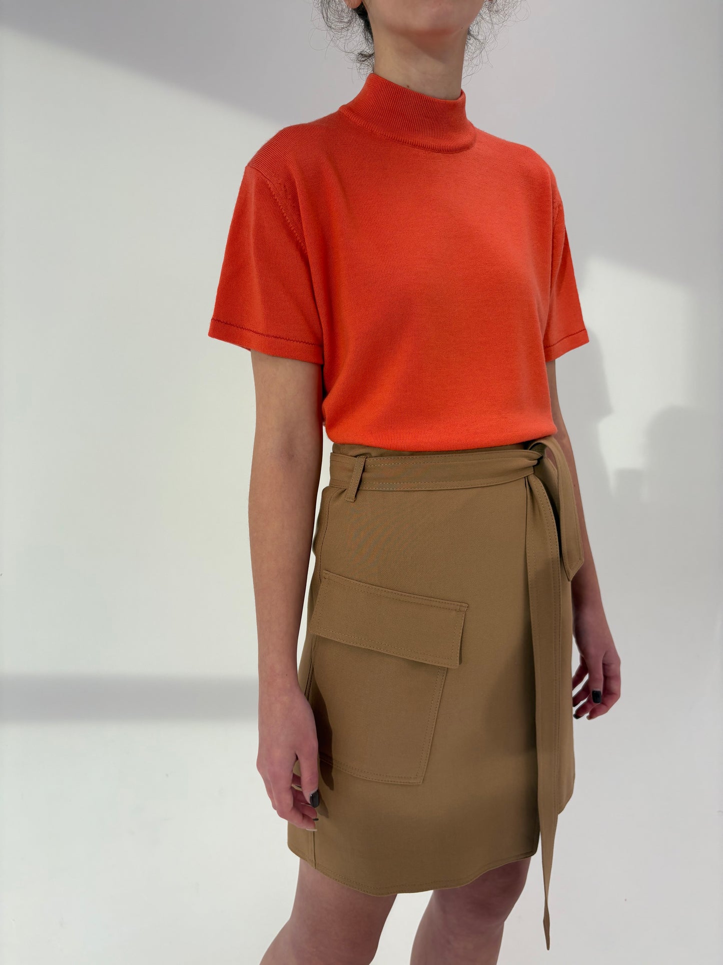 Fustă camel în croi petrecut si actual cu cordon din lana extrafina