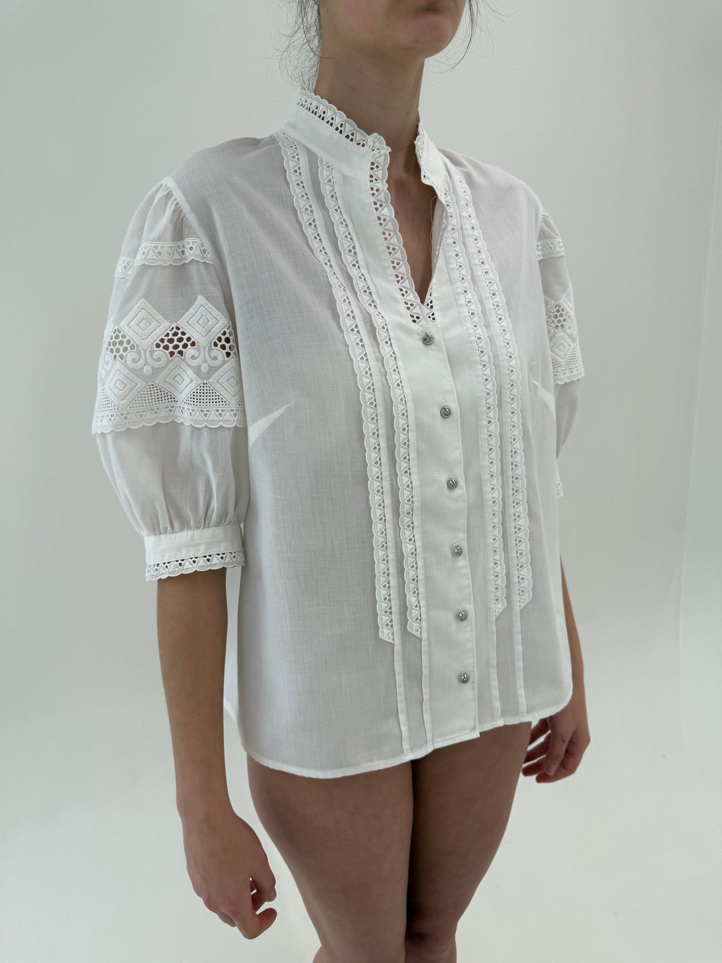 Cămașa vintage cu mâneci ușor bufante și insetyii de dantelă macrame