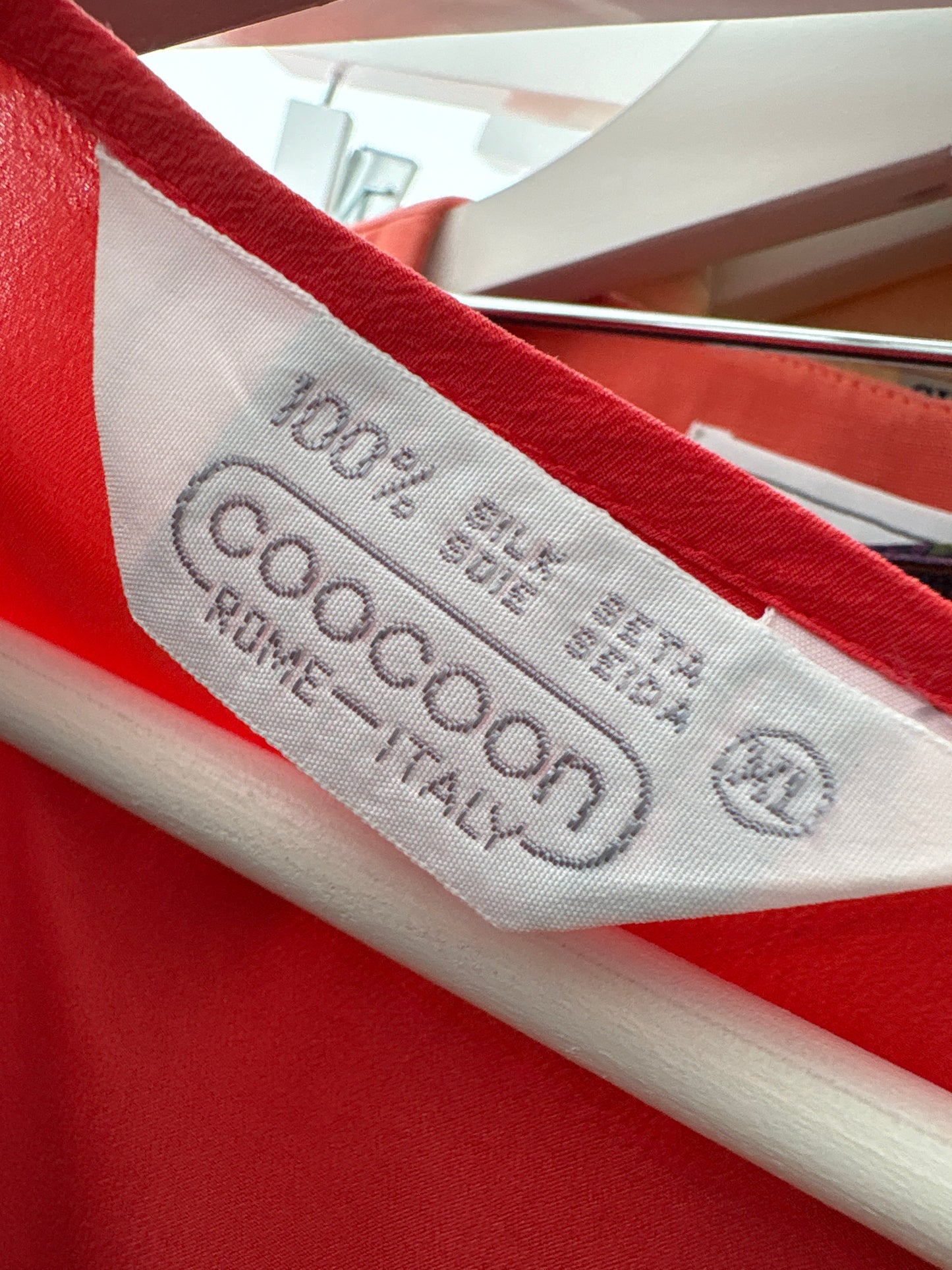 Top coral red în croi minimalist din mătase naturală în croi lejer