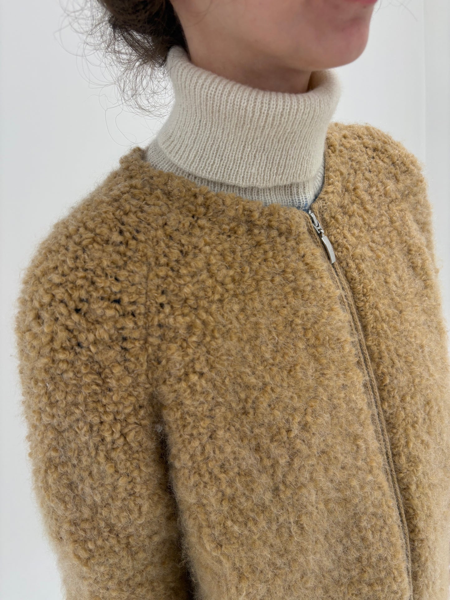 Mantou camel super confort în croi minimalist din boucle gros de lana