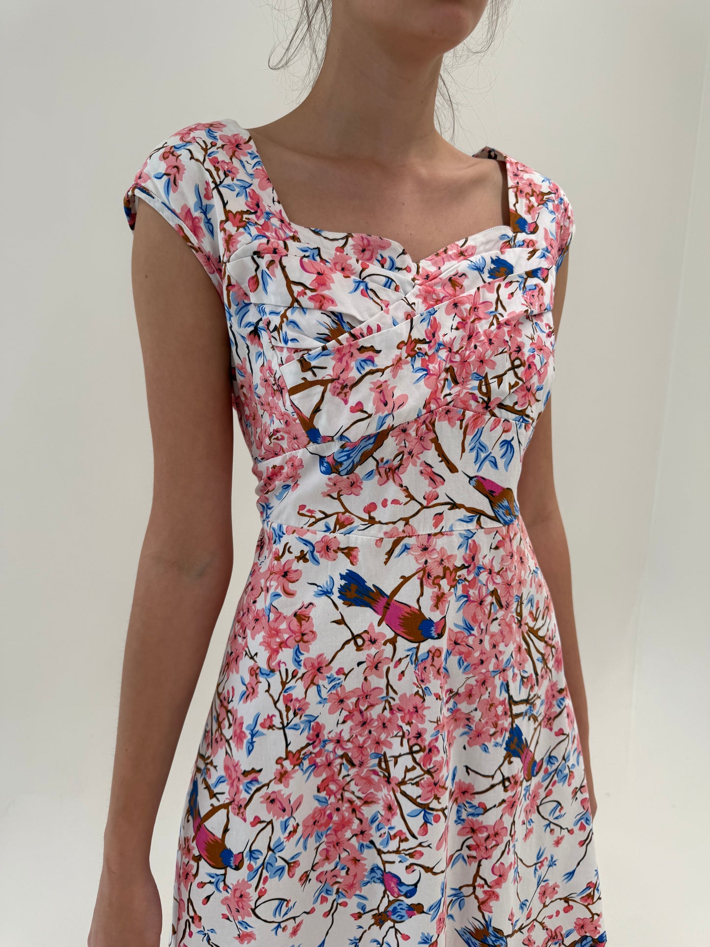 Rochie cambrata cu print superb cu flori de cireș din panzica modelatoare