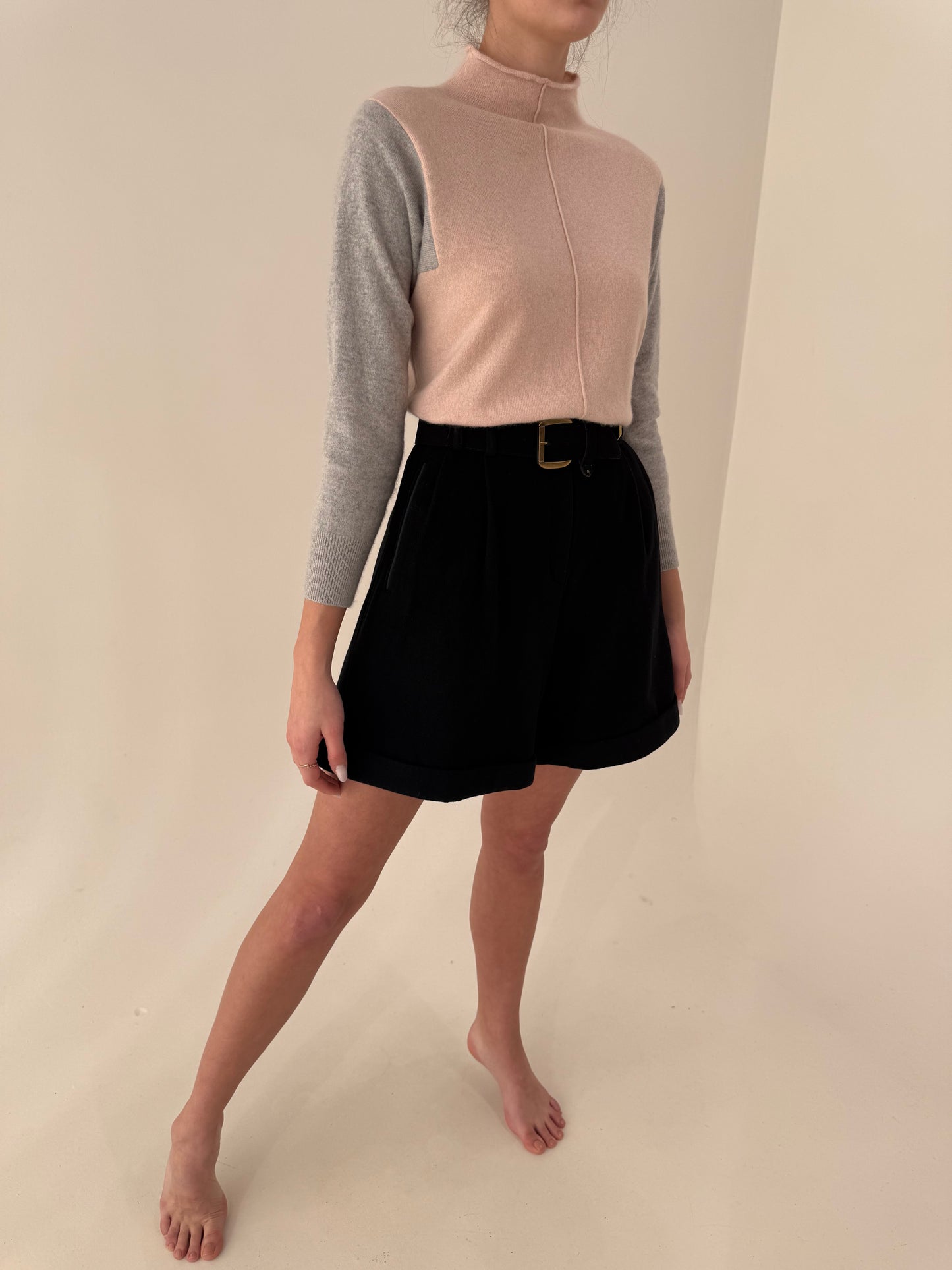 Pantaloni negri cu centură proprie și pense din lana și cașmir