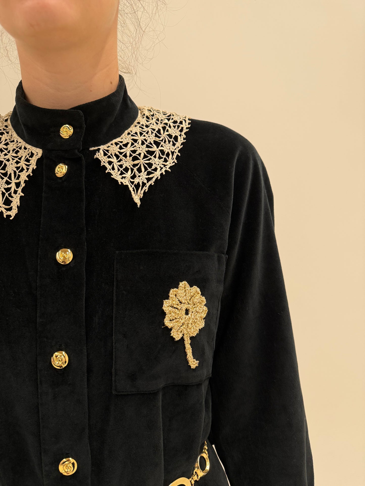 Salopetă vintage neagră tall de la zi la seară din catifea cu guler macrame lucrat manual