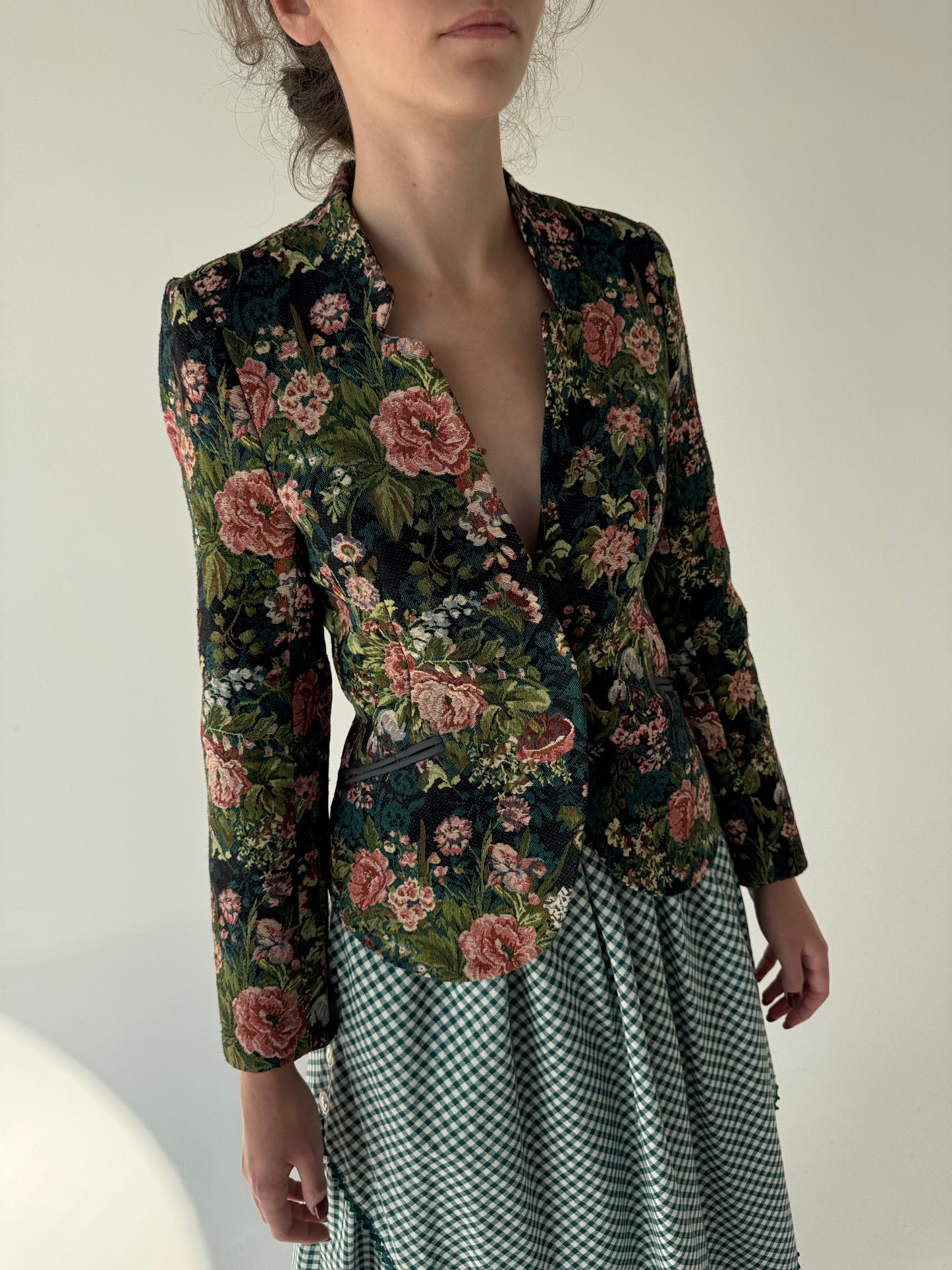 Sacou cambrat din brocart cu revere întoarse și print floral superb