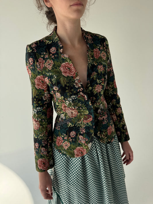 Sacou cambrat din brocart cu revere întoarse și print floral superb