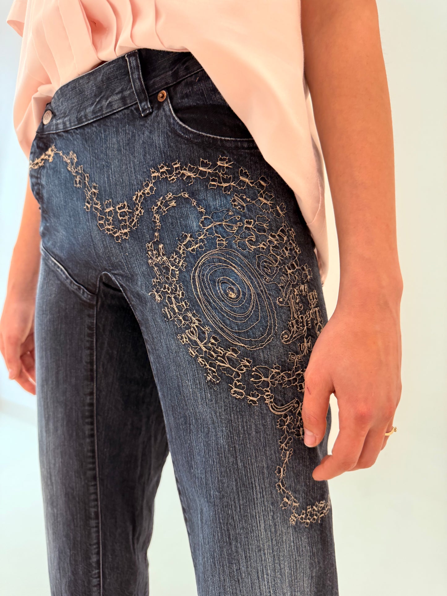 Jeans luxury de designer japonez Michiko Koshino palazzo cu broderie în croi specific