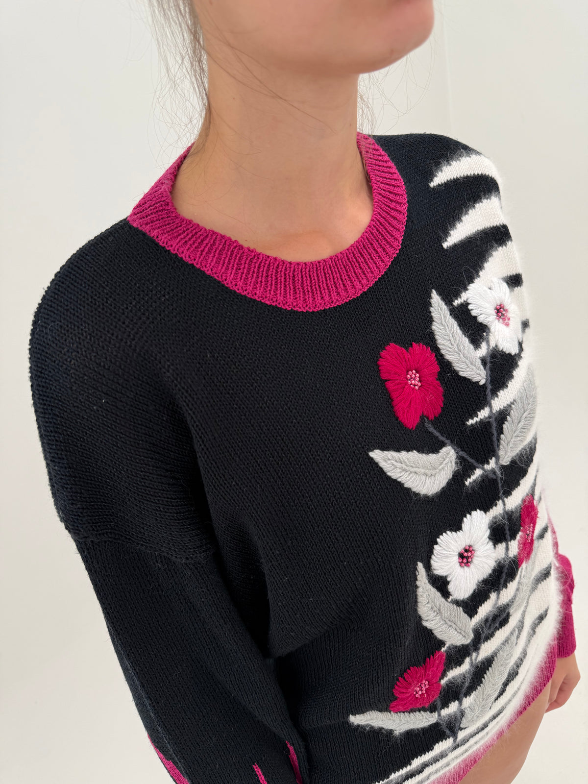 Pulover vintage statement bijuterie cu inserții de Angora și flori brodate