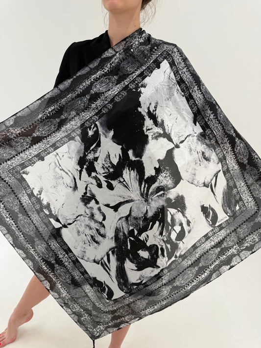 Eșarfă XL cu print alb negru din mătase naturală