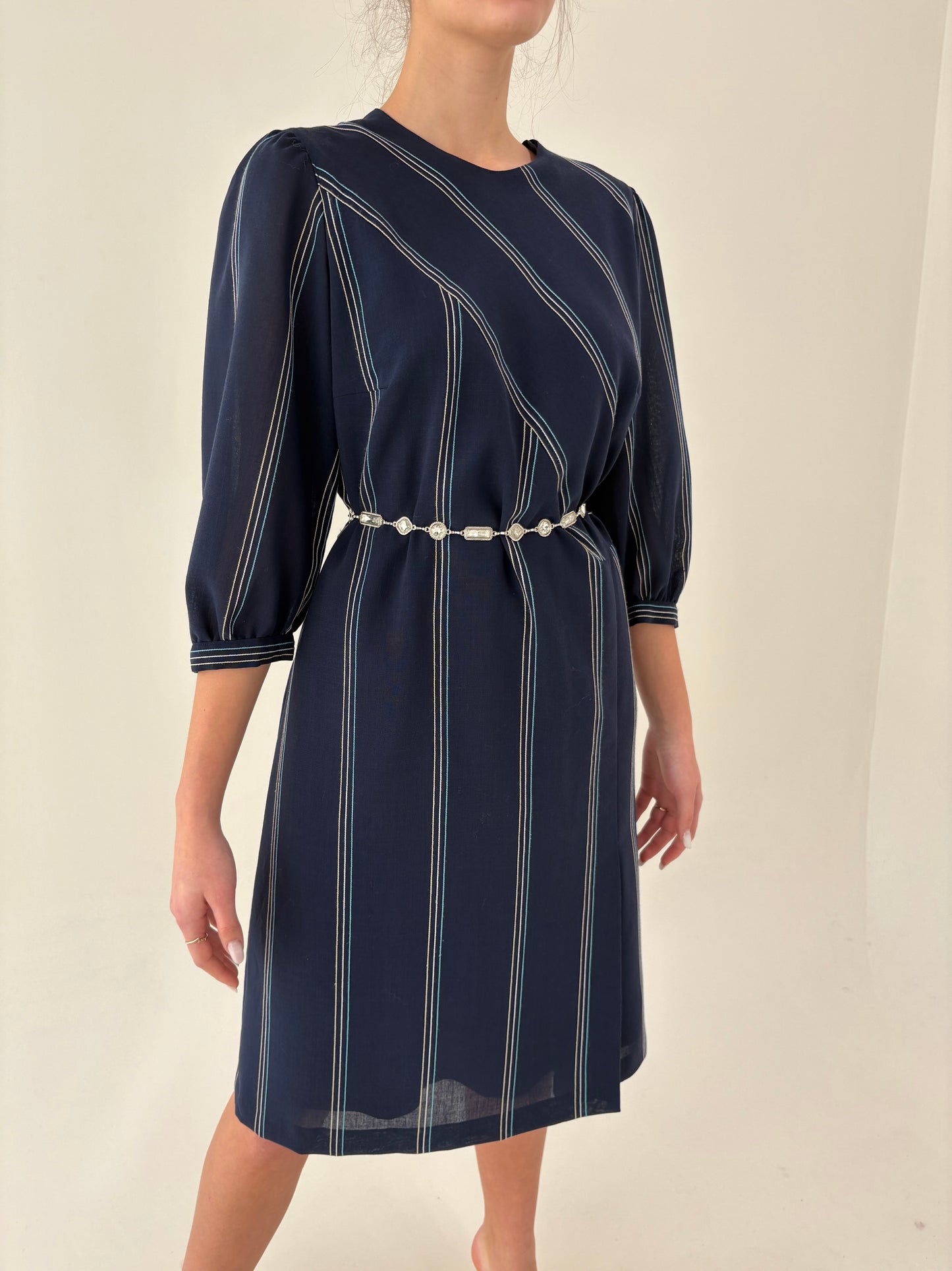 Rochie vintage în croi retro modern în dungi fine verticale cu mâneci ușor bufante