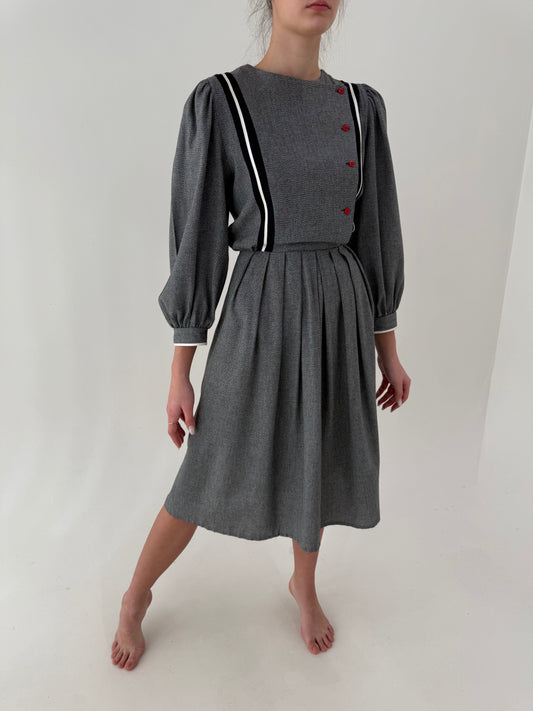 Rochie vintage alb negru cu accent roșu și talie ultra marcată