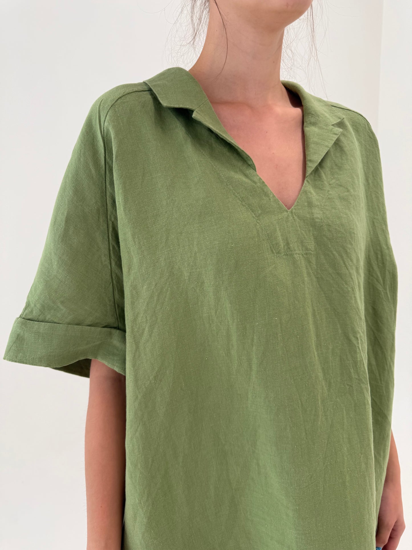 Rochie olive green din in premium organic în croi lejer cu buzunare