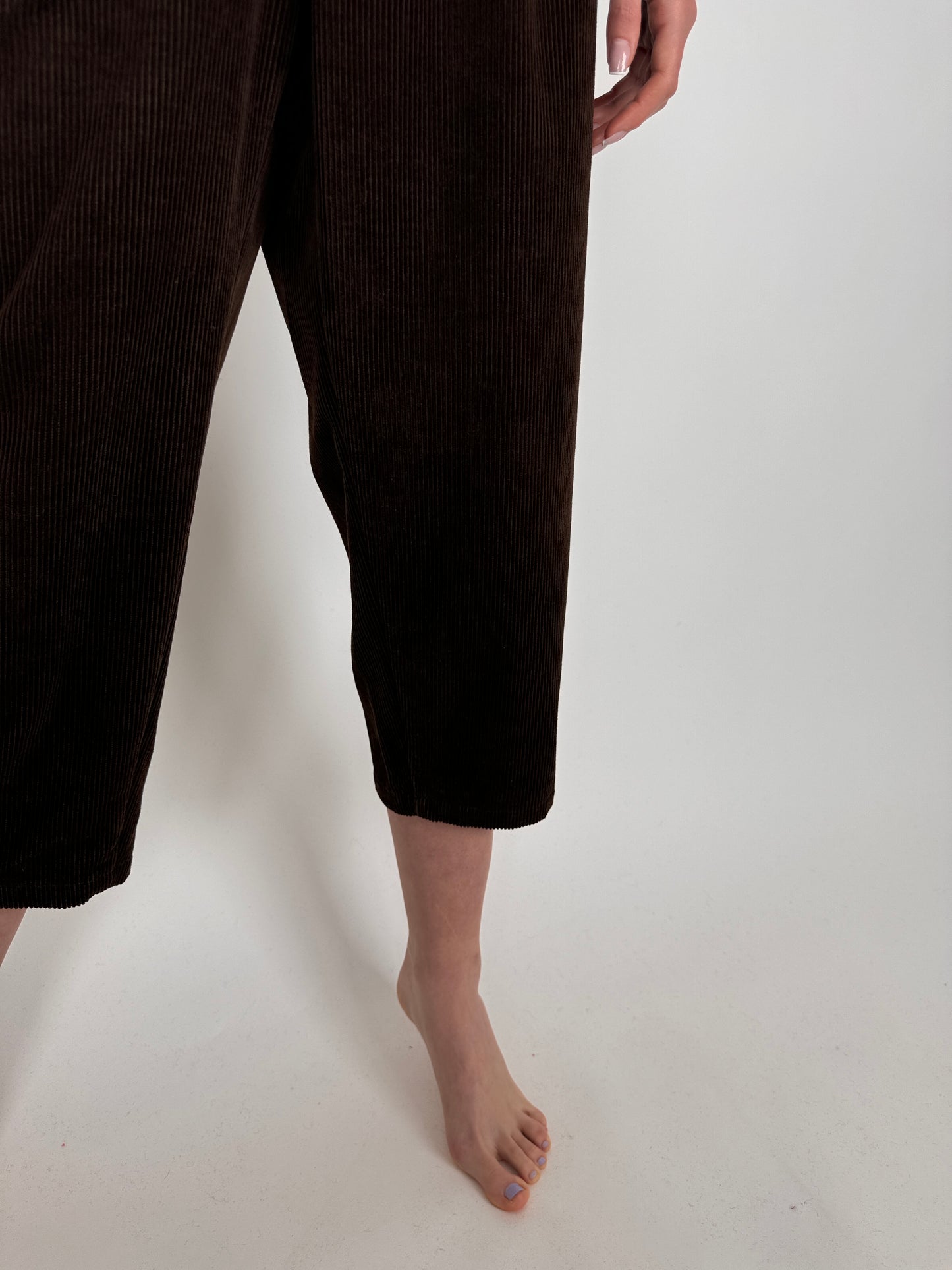 Pantaloni petite chocolate brown din corduroy cu talie ultra înaltă elastică