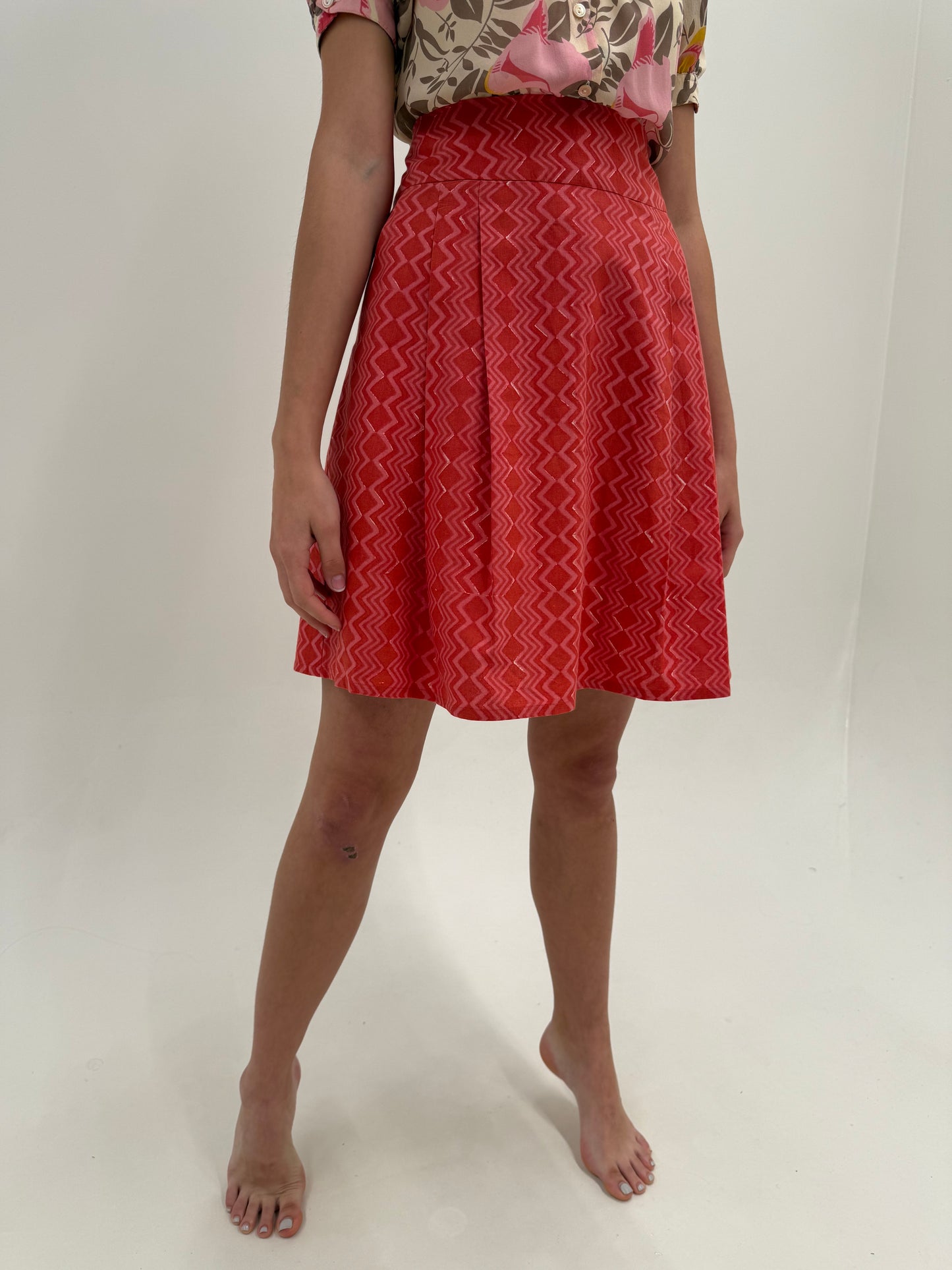 Rochie din pânză de bumbac în nuanțe de roșu coral cu buzunare