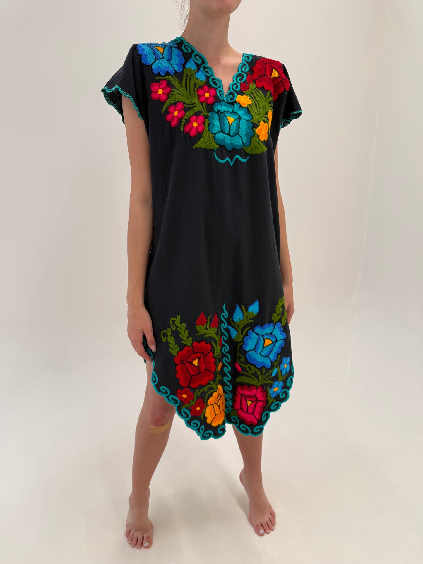 Rochie neagră tip kaftan din pânză cu broderie excepțională în culori tari