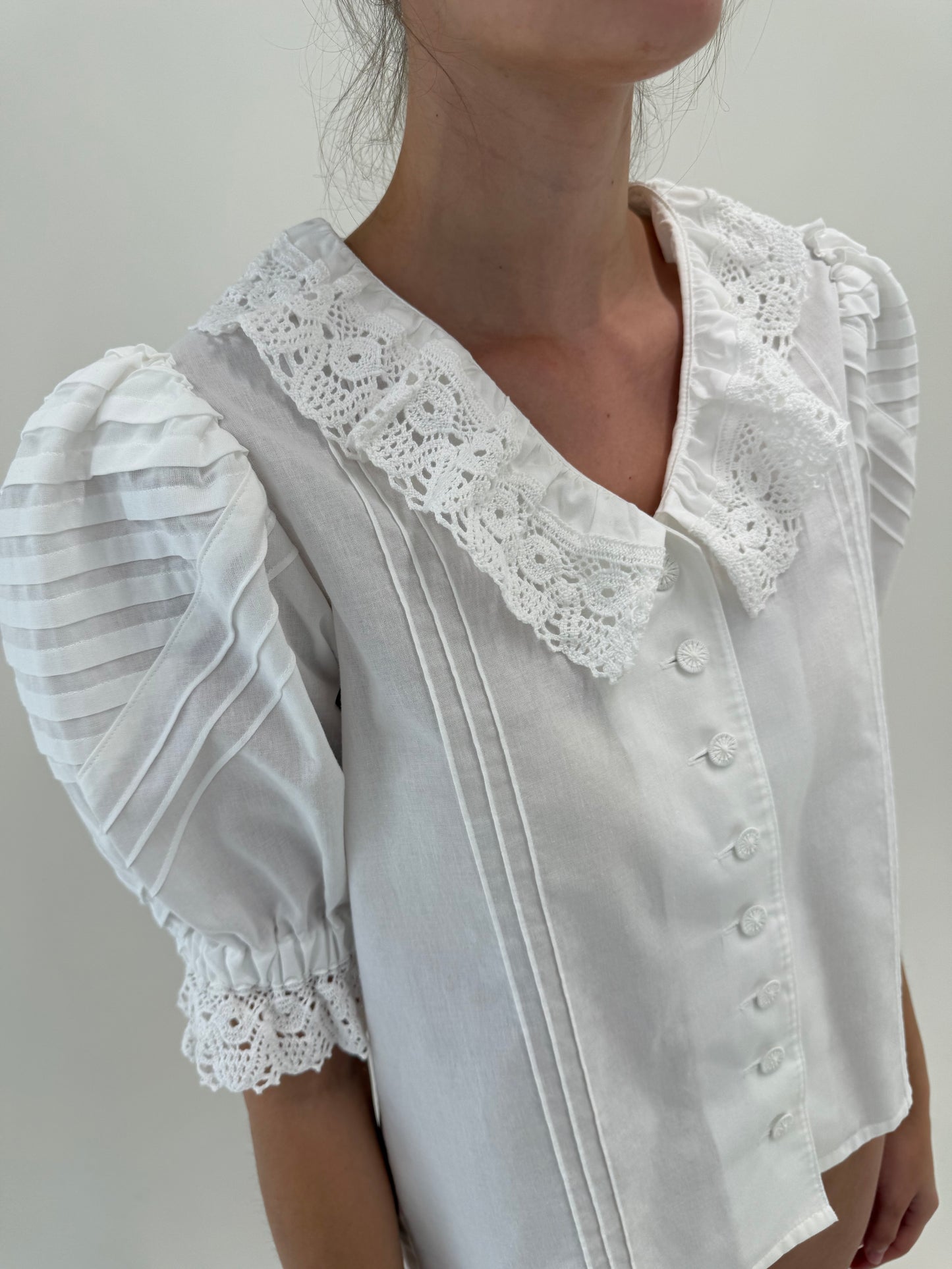 Cămașa vintage din pânză cu macrame lucrat manual și umeri bufanți