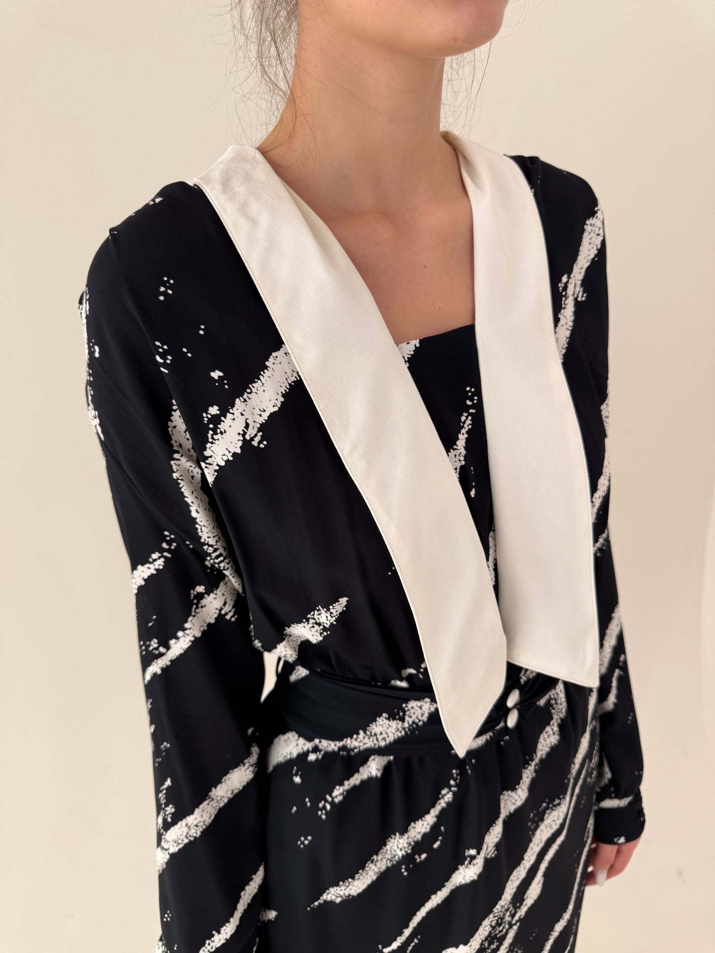 Rochie vintage maxi cu guler contrastant alb negru și talie ultra înaltă