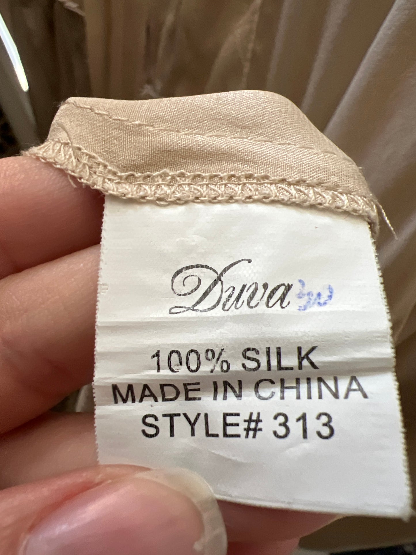 Bluză beige cu efect de peplum din mătase naturală și mâneci ample