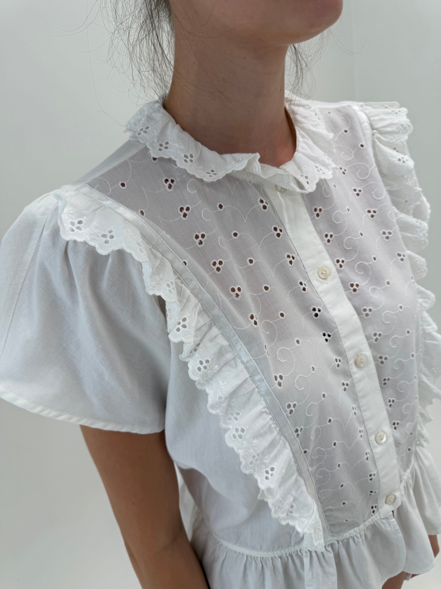 Cămașa vintage din panzica fină de bumbac cu volane și broderie anglaise