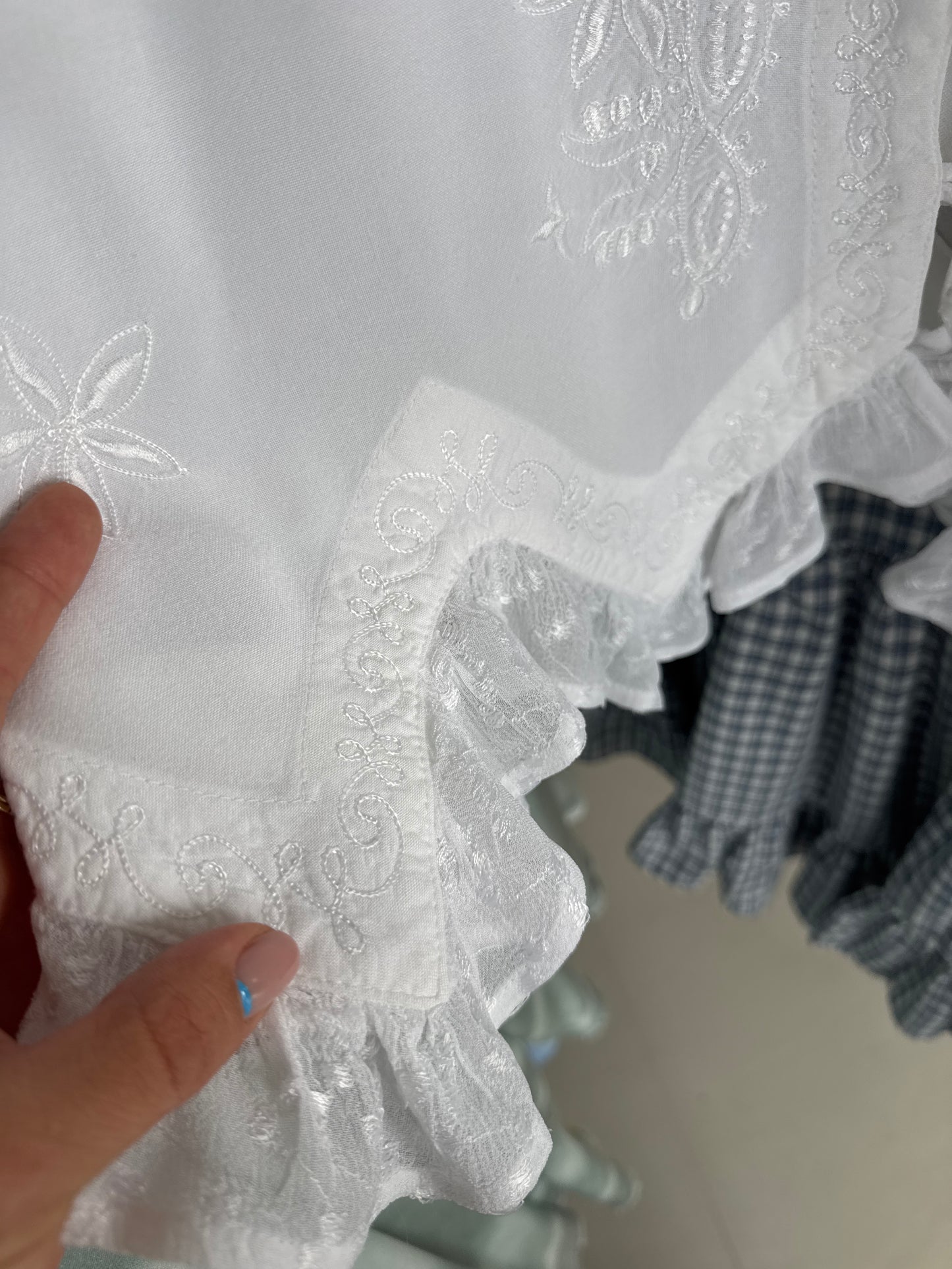 Cămașa din panzica fină cu broderie, mânecă clopot și tiv cu volane
