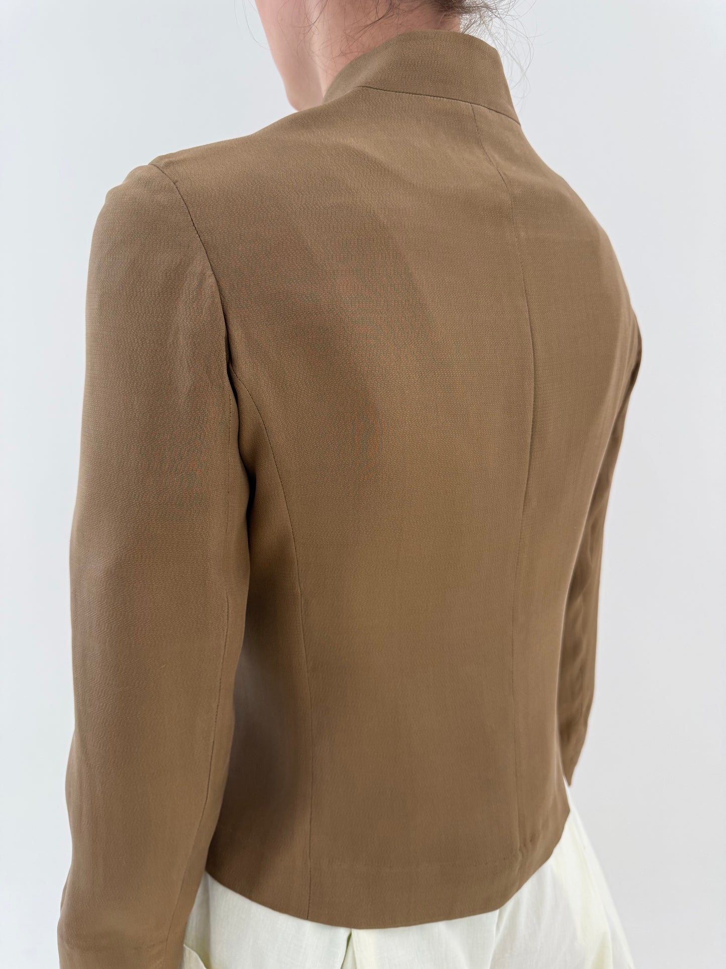 Sacou cambrat din mătase naturală mushroom brown inc roi minimalist