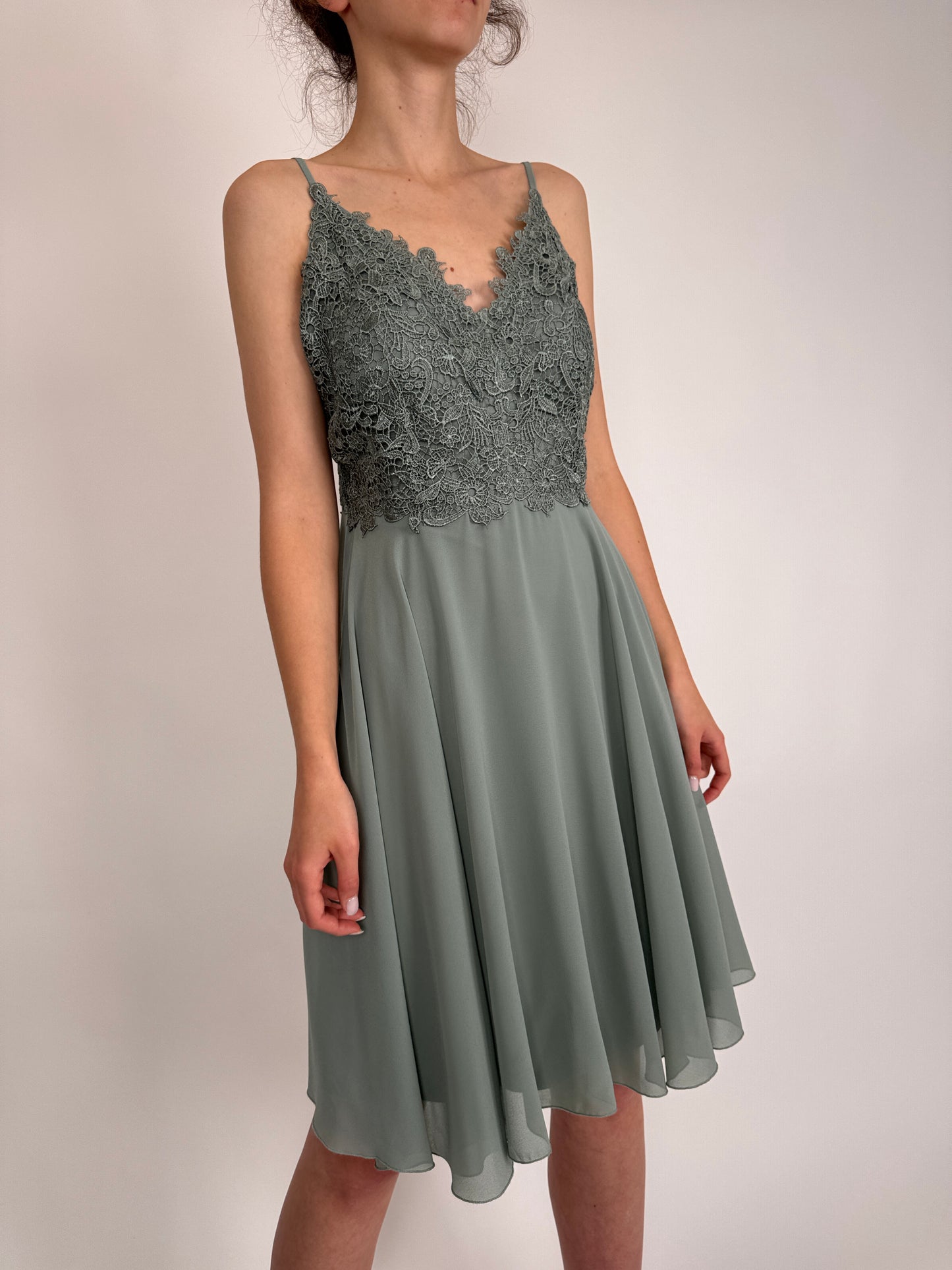 Rochie cu talie ultra înaltă și dantelă macrame Sage green