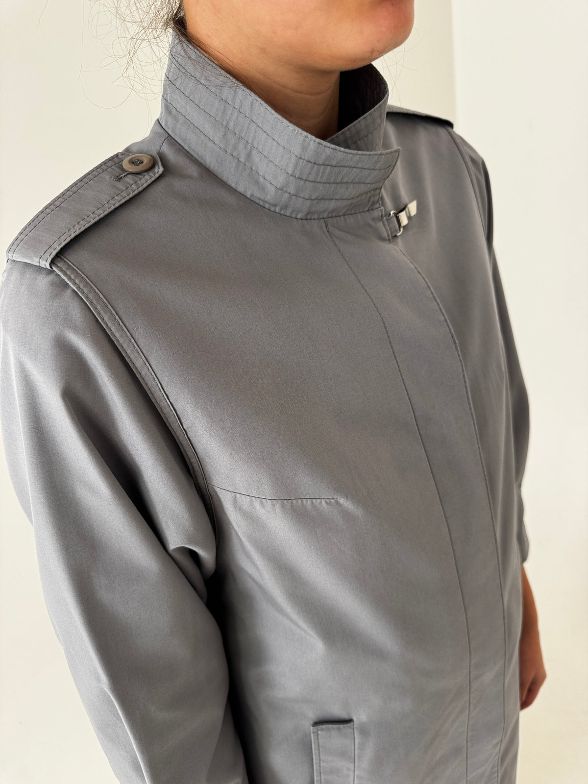 Trench vintage petite din gabardină cu închidere metalică argintie slate gray
